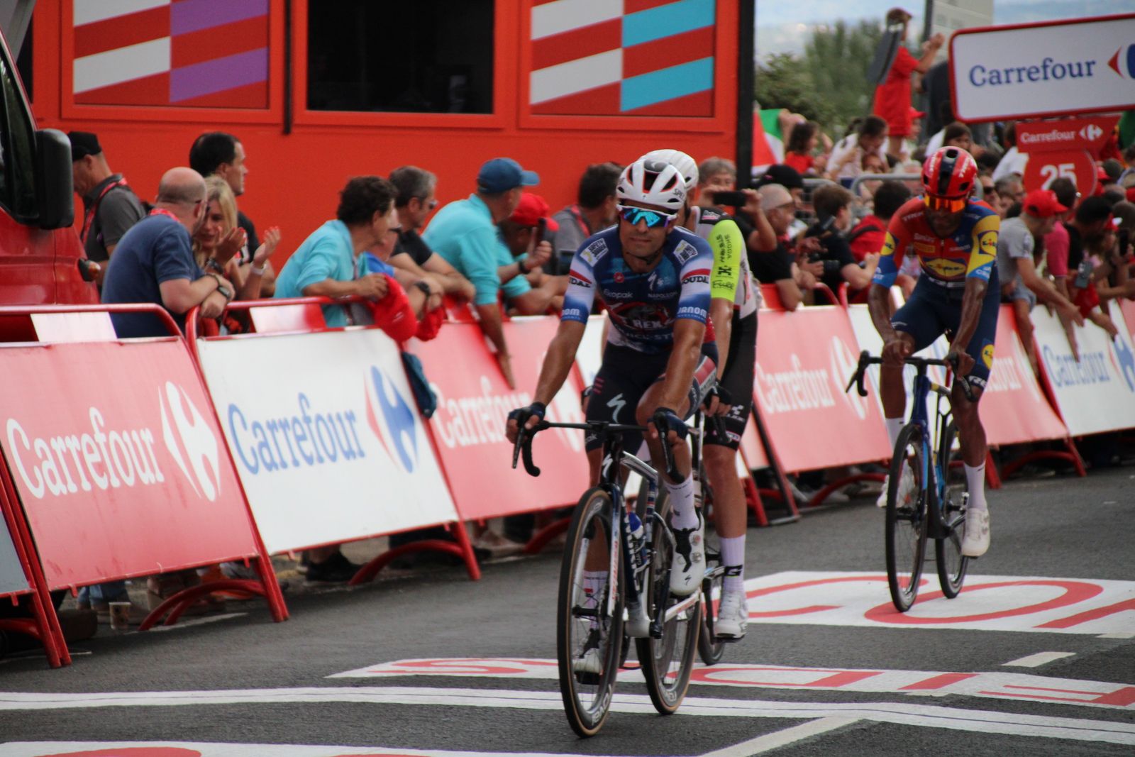 La Vuelta llega a Guijuelo y Philipsen se lleva el esprint