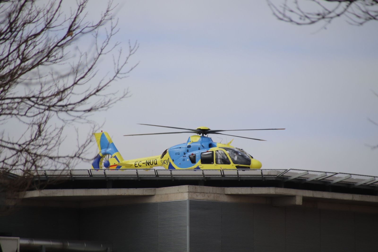 Helicóptero Sacyl aterrizando en el Hospital de Salamanca