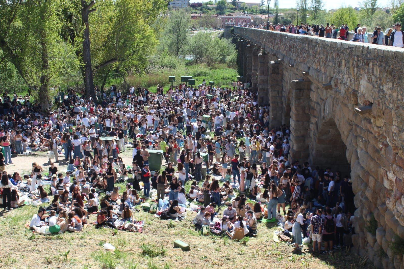 Ambiente en el Puente Romano por el Lunes de Aguas
