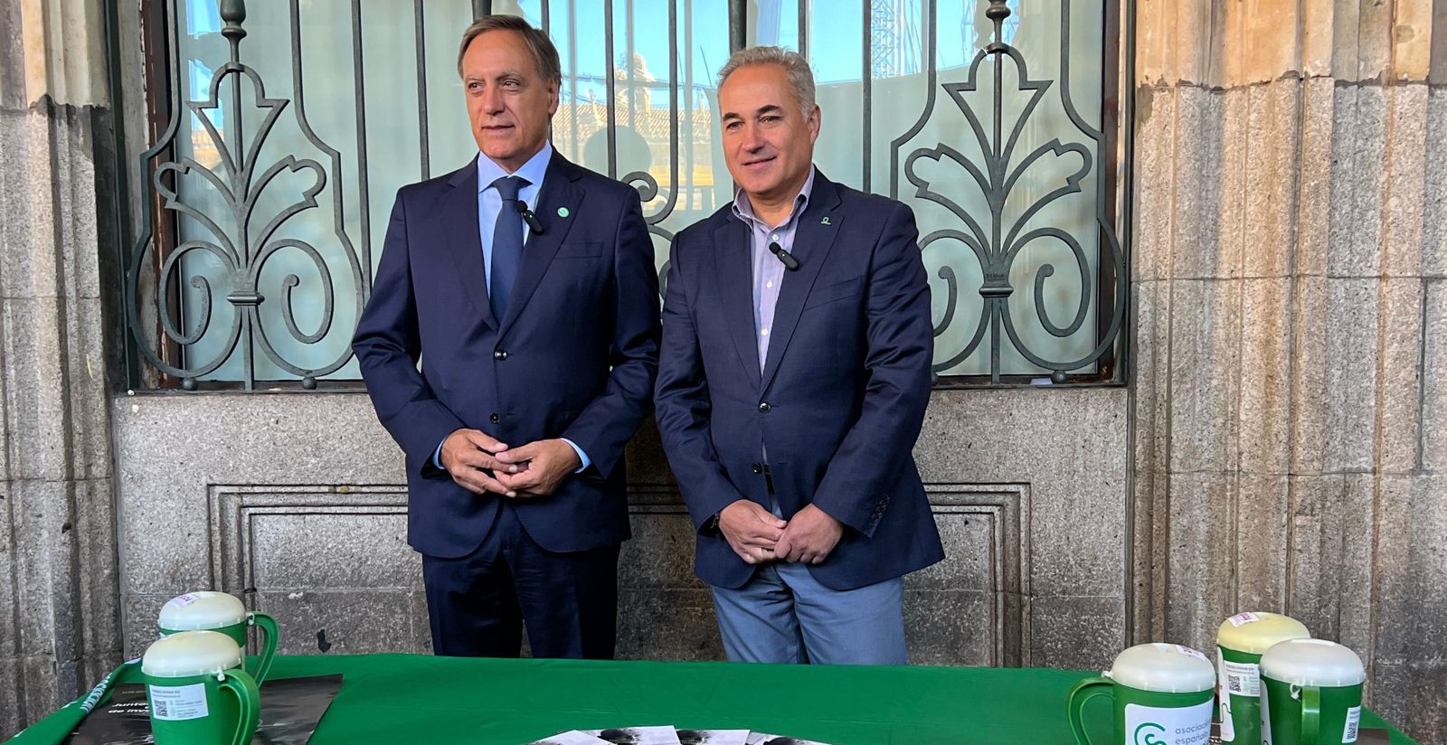 Ángel Losada presidente de la Asociación Española Contra el Cáncer en Salamanca junto a Carlos García Carbayo, alcalde de Salamanca