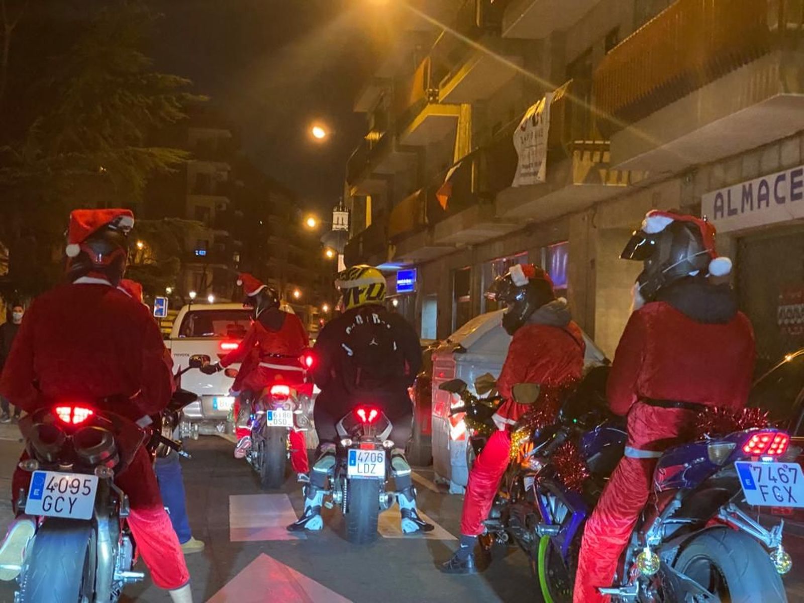 Papá Noel recorre las calles de Salamanca en moto