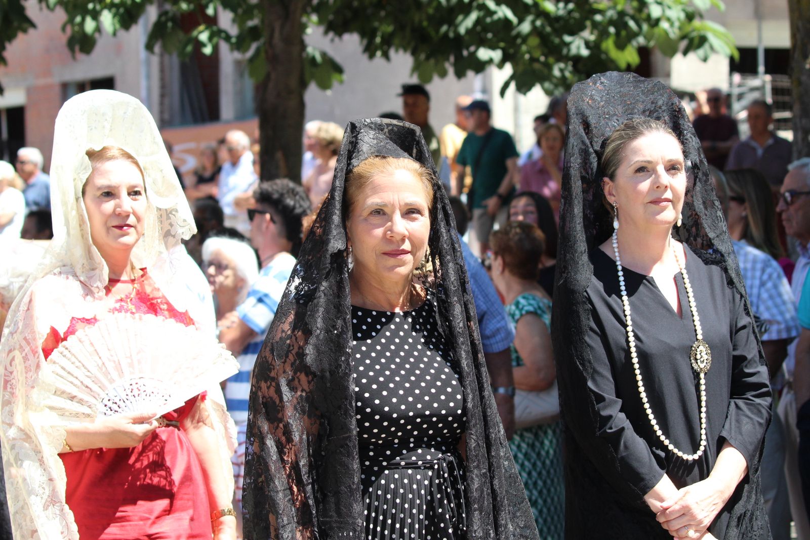 Misa solemne en honor a Santa Marta y a continuación procesión y vino español en el paseo fluvial.