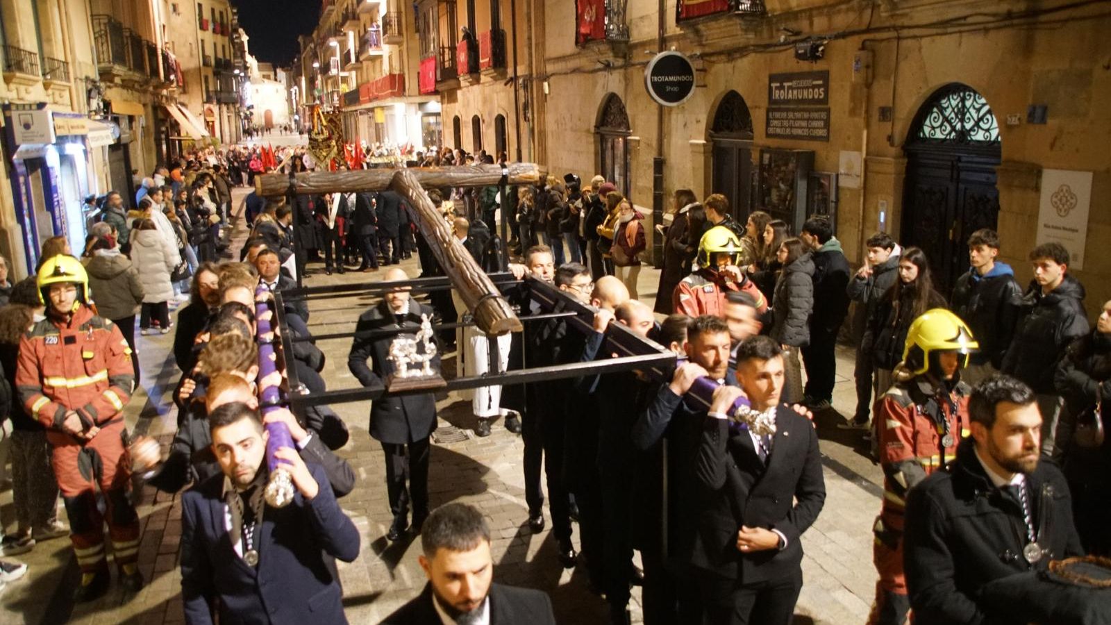 Las imágenes de la emotiva procesión de la Dominicana sin el Cristo de la Buena Muerte