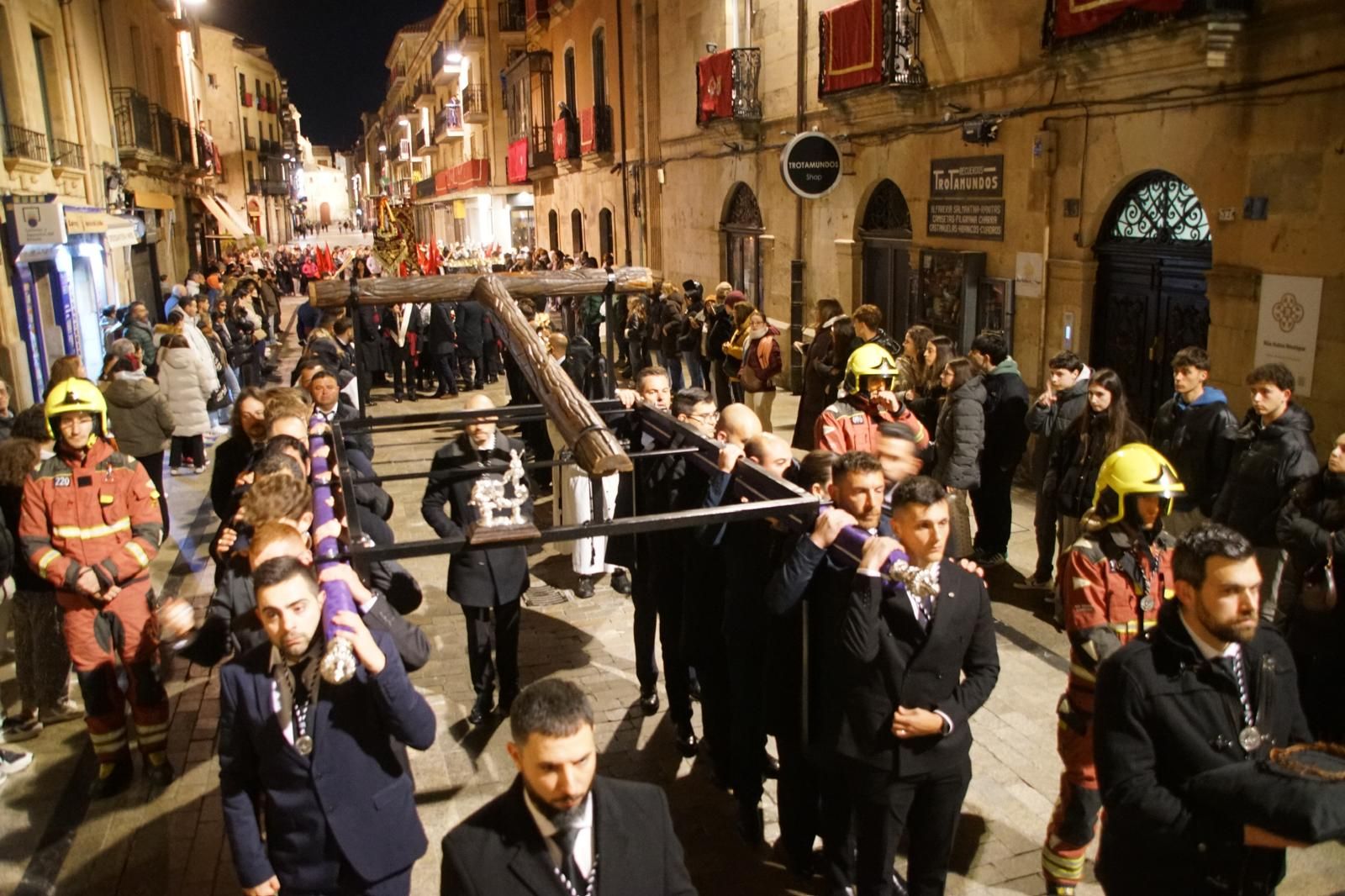 Las imágenes de la emotiva procesión de la Dominicana sin el Cristo de la Buena Muerte