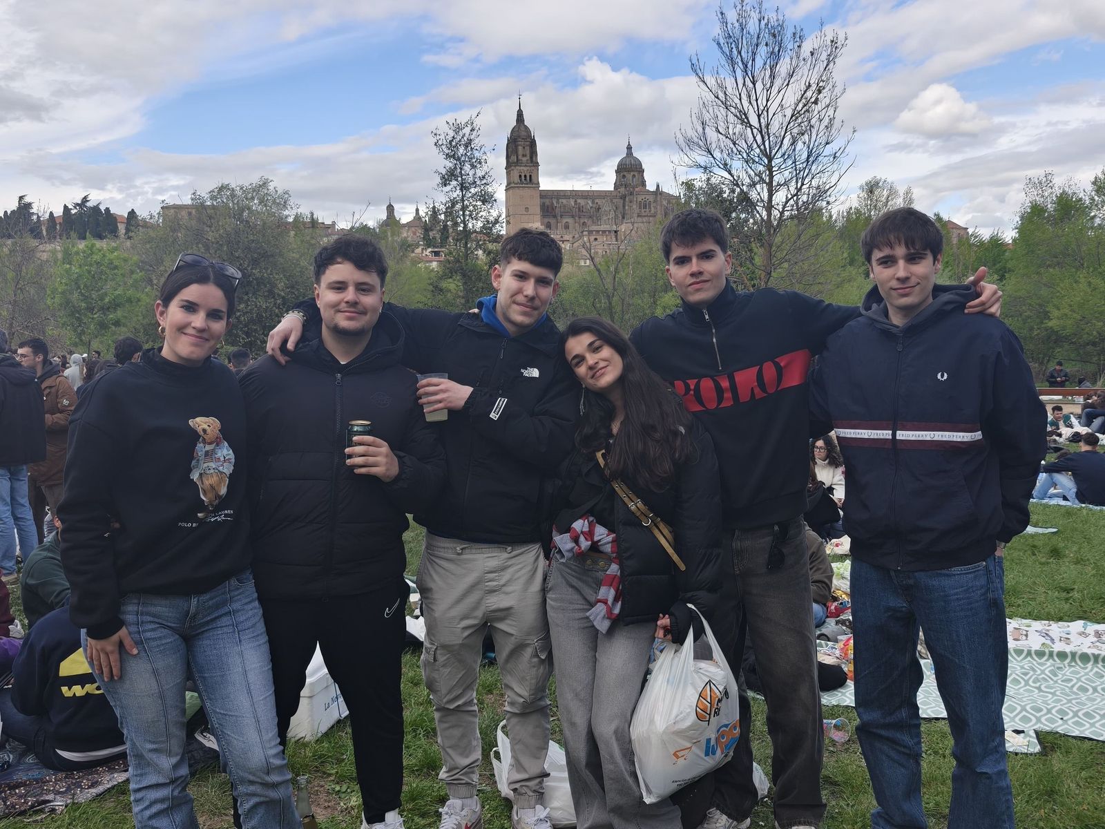 Un multitudinario Lunes de Aguas en Salamanca llena la ribera del Tormes