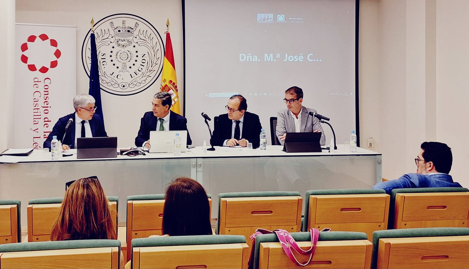 De izquierda a derecha: El delegado territorial de la JCyL en León, Eduardo Diego Pinedo; el presidente del CACYL, Julio Sanz Orejudo; el decano Colegio Abogados León, Fernando Rodríguez Santocildes, y el gerente de Servicios Sociales de León, Juan Antonio Orozco, inauguran los cursos del CACYL sobre violencia de género en León.