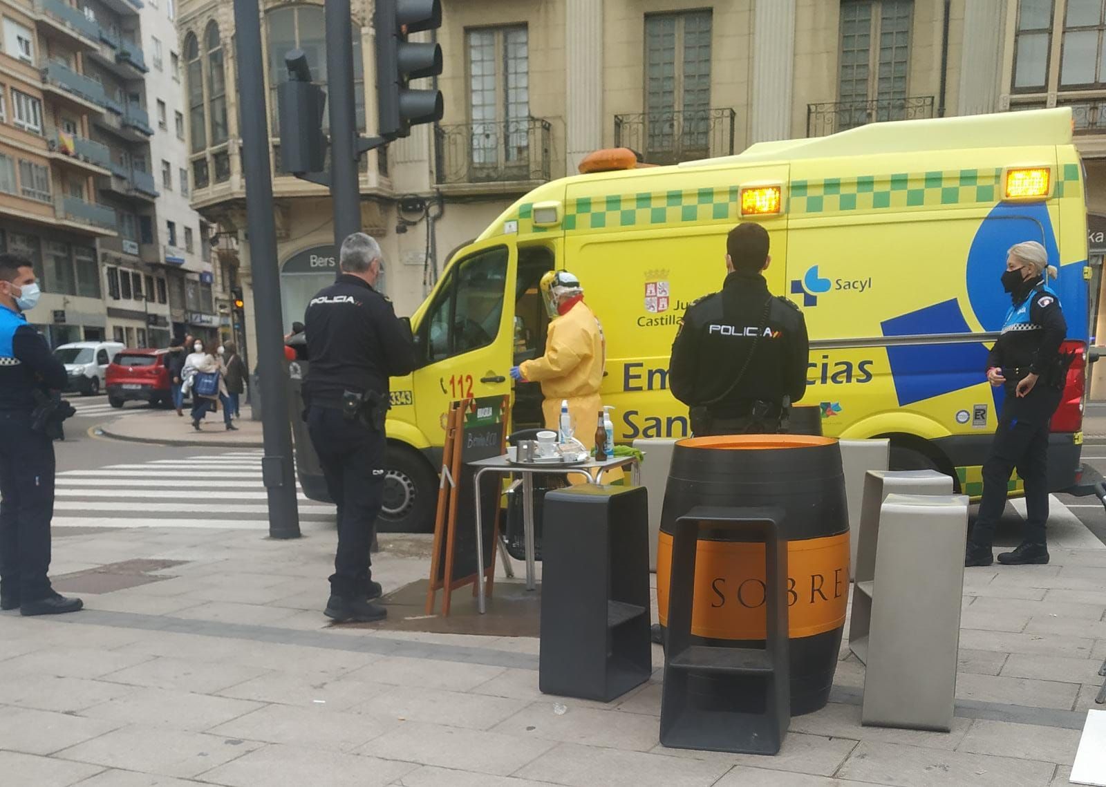 Los servicios de emergencia atienden a un varón en la Plaza de la Marina (4)