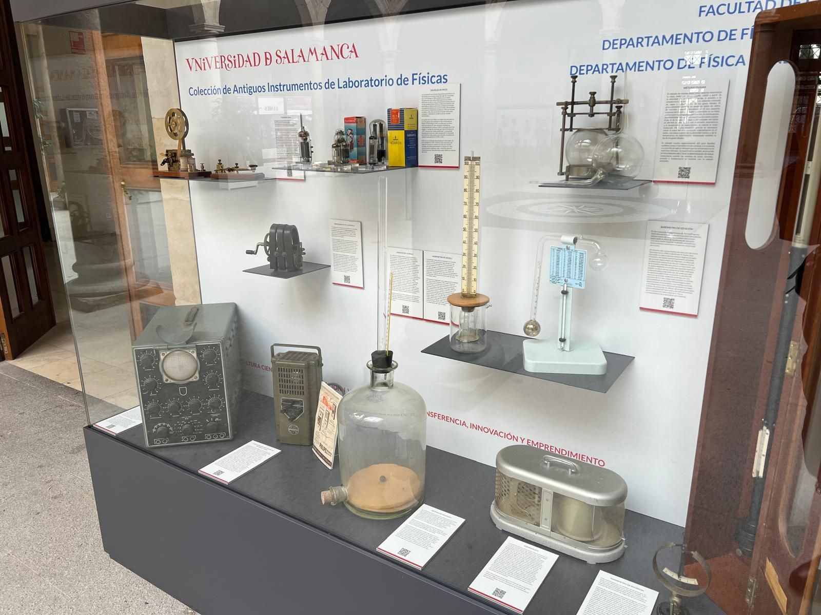 Colección del Laboratorio de Física en el Claustro del Edificio Trilingüe de la Facultad de Ciencias