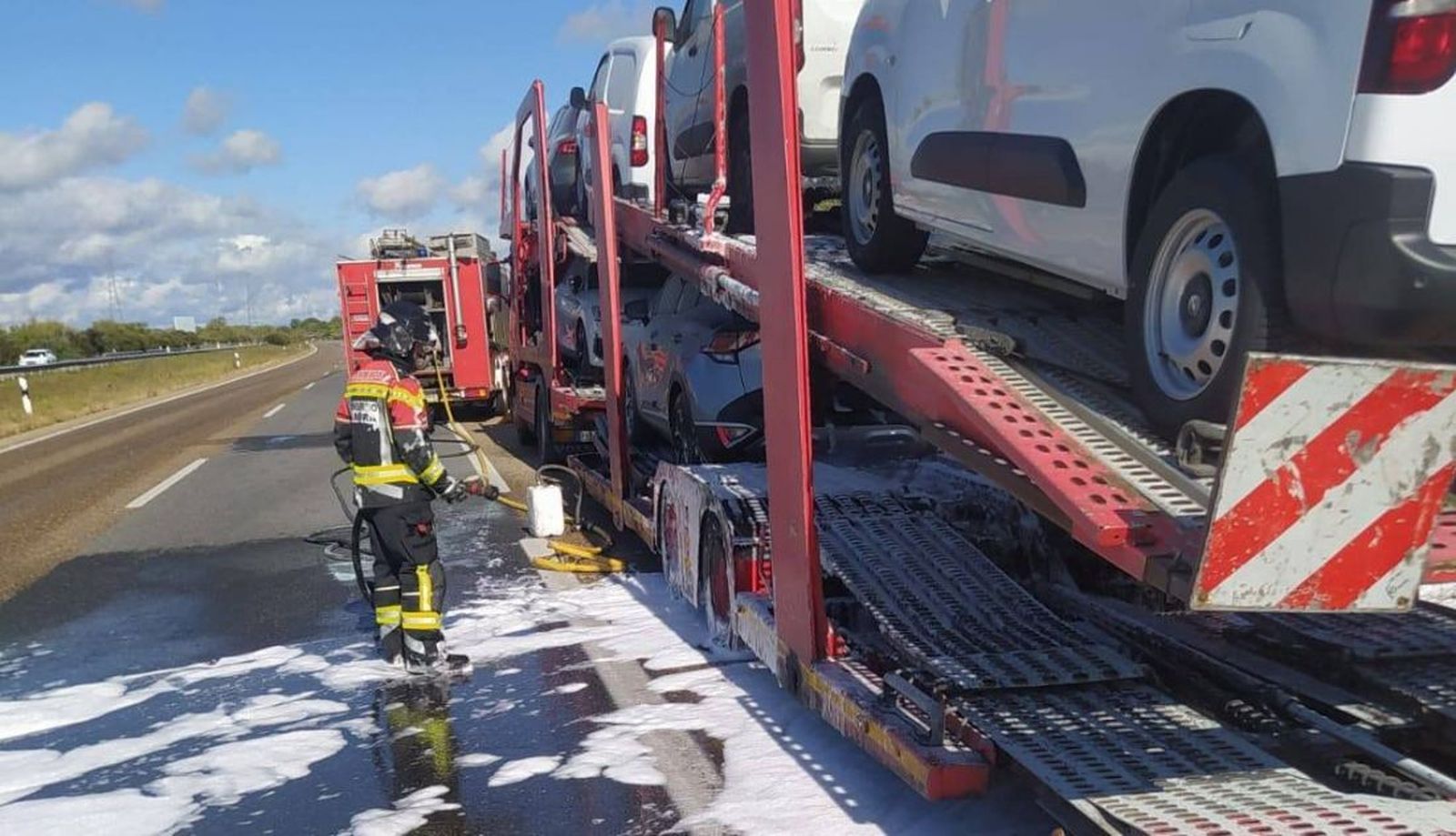 un camion comienza a arder en la a 52
