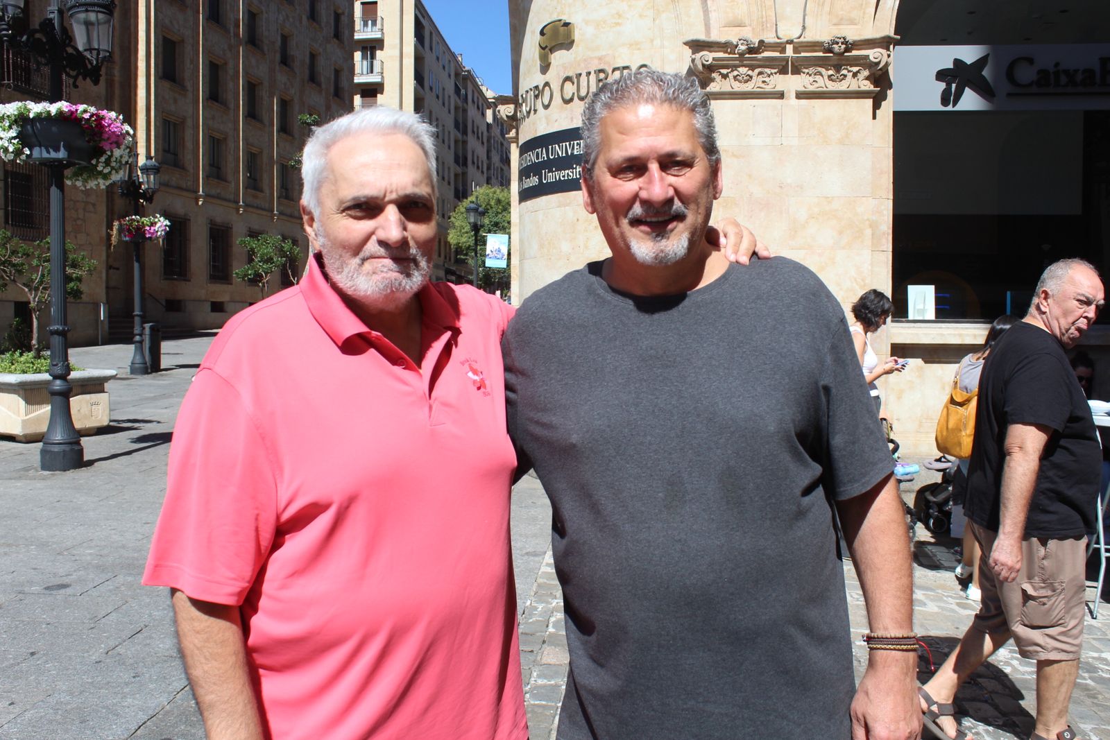 Ambiente en la Feria de Día en el mediodía de este domingo