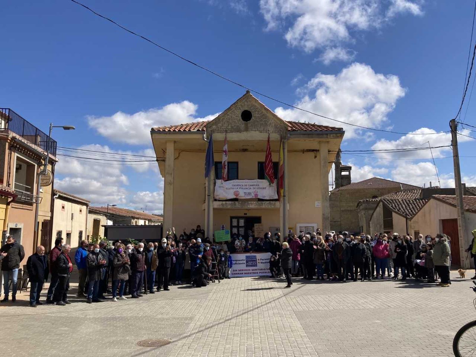 Concentración por la sanidad rural en Casaseca de Campeán
