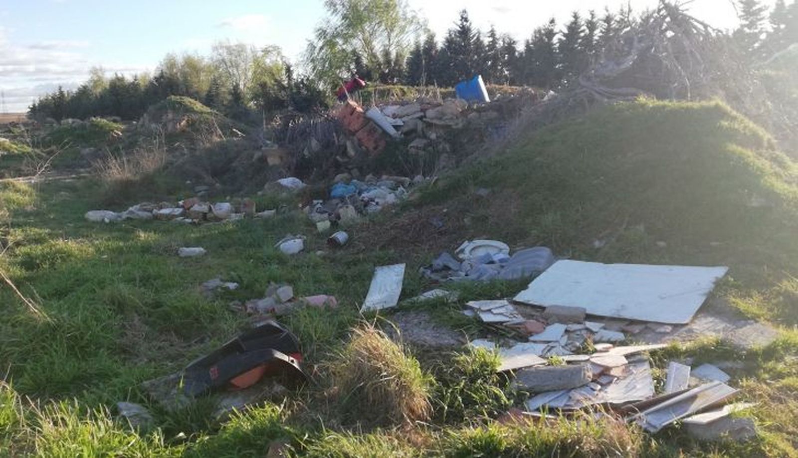 Escombrera en el término municipal de Babilafuente 