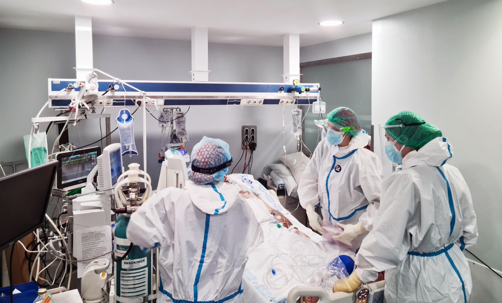 Un equipo de sanitarios trabajando durante la pandemia | Foto: ICAL