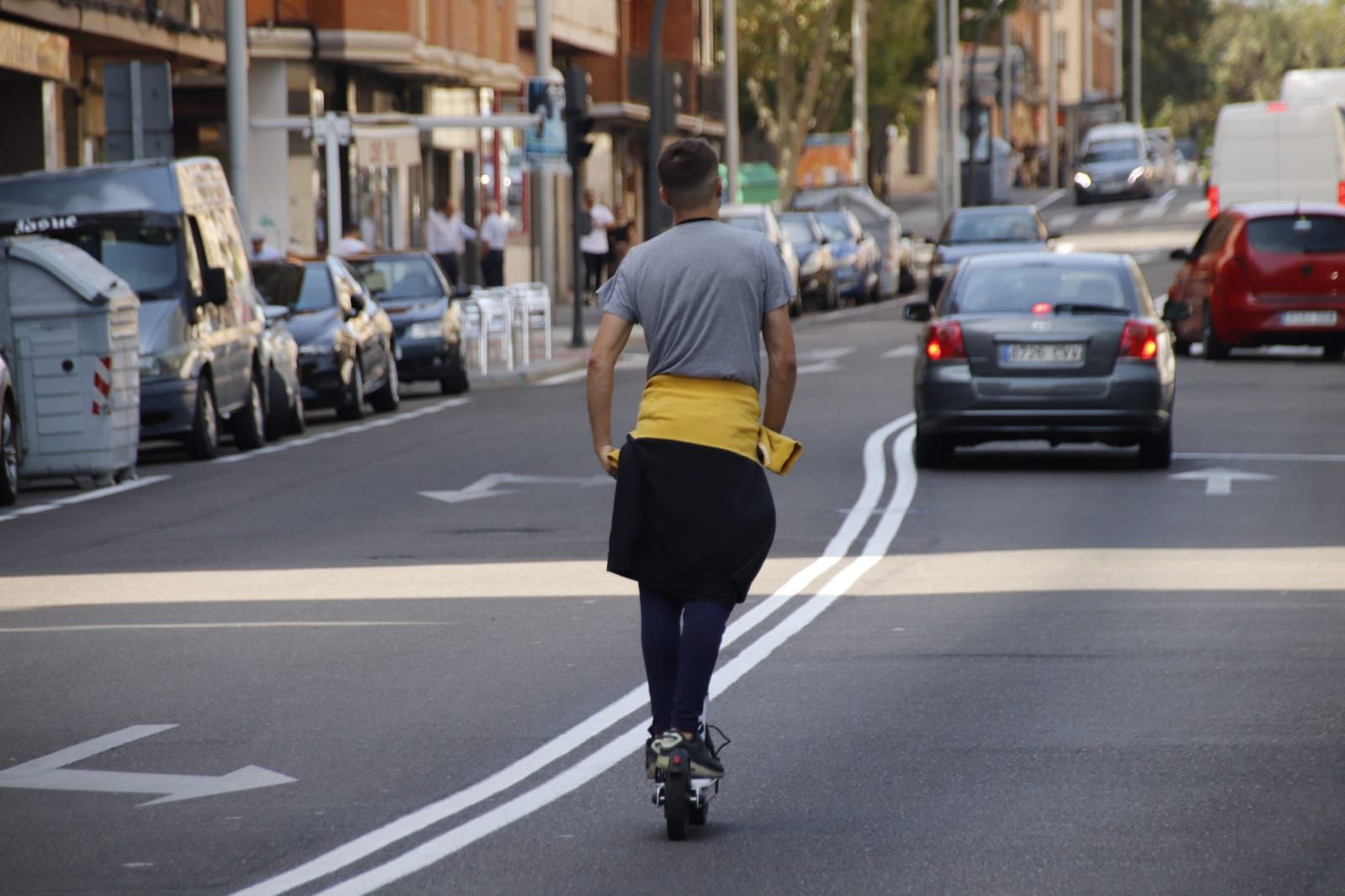 Usuario de patinete eléctrico en Salamanca. Foto de archivo