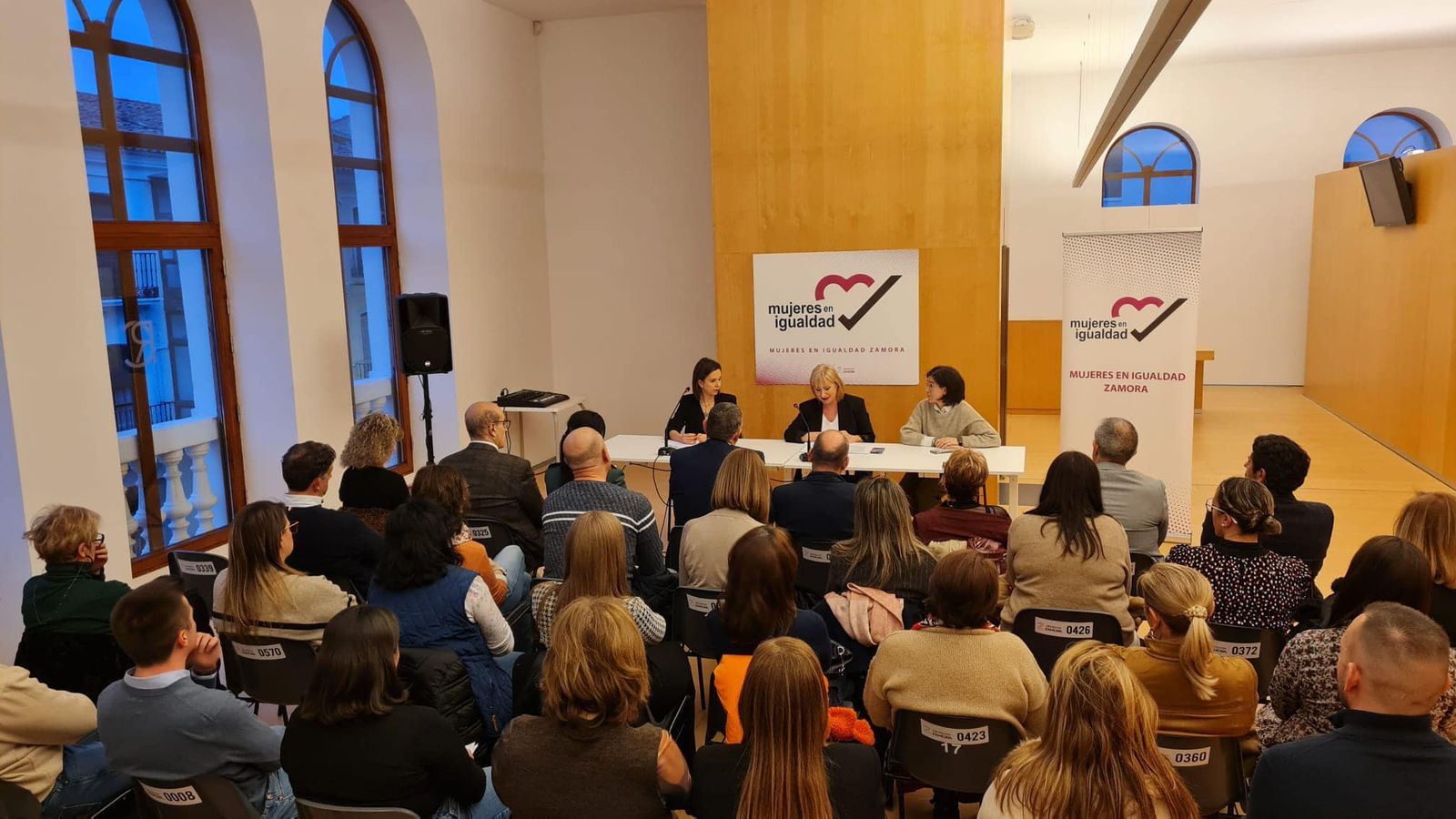 Leticia García en la primera mesa debate Asociación de Mujeres en Igualdad de Zamora.