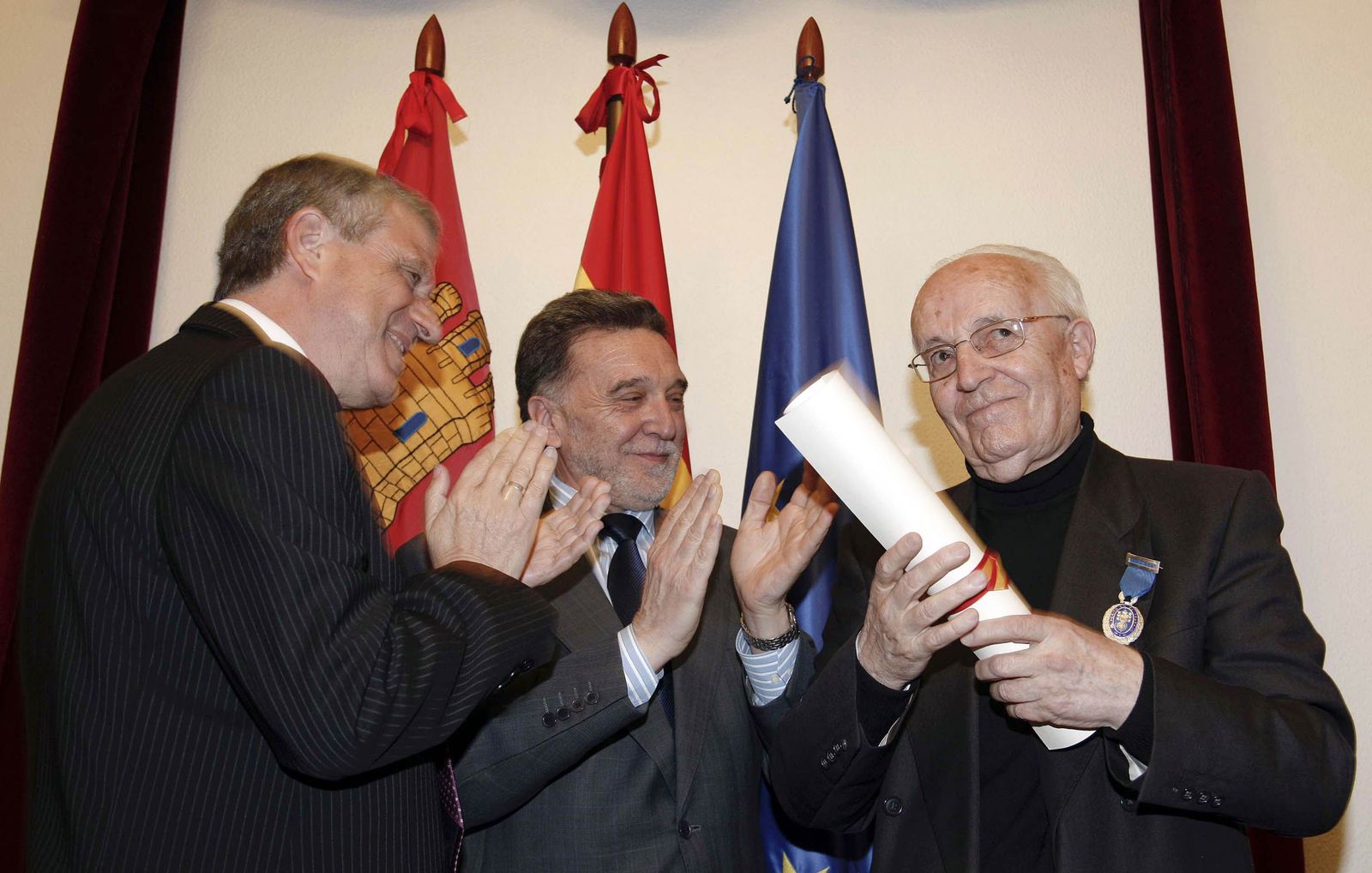 En 2011, Jesús García recibió la orden del mérito al trabajo de manos del por entonces subdelegado del Gobierno, Jesús Málaga. | FOTO: ICAL