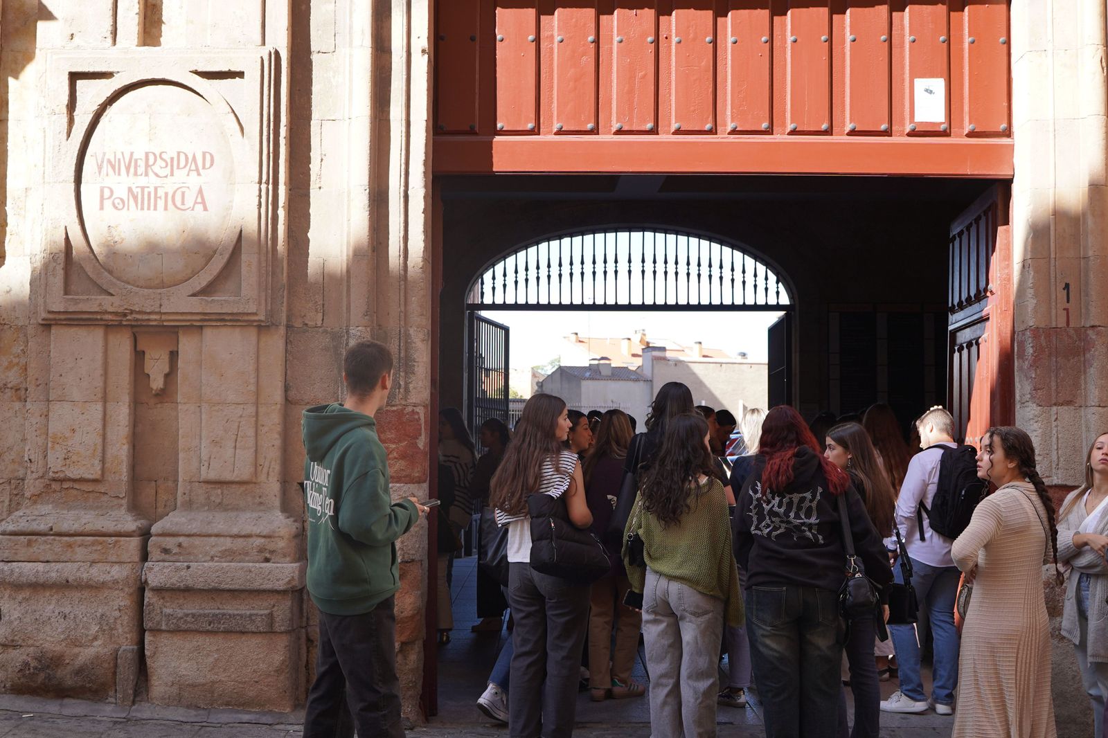 Inicio de clases en la Universidad Pontificia. Estudiantes, alumnos universitarios Inicio de clases en la Universidad Pontificia. Estudiantes, alumnos universitarios