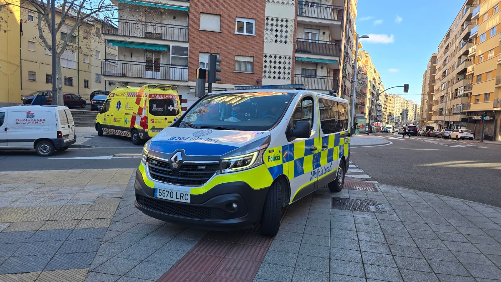 Ambulancia y Policía Local en la avenida de Portugal por una colisión entre una furgoneta y una moto
