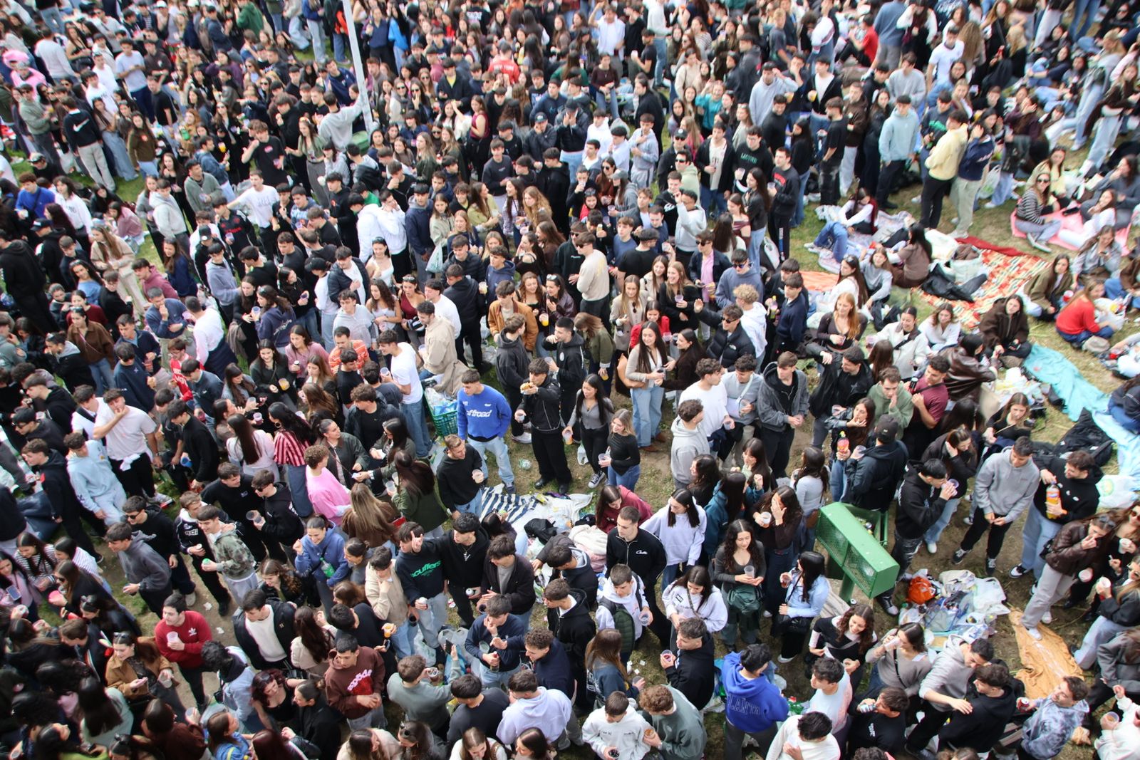 Un multitudinario Lunes de Aguas en Salamanca llena la ribera del Tormes