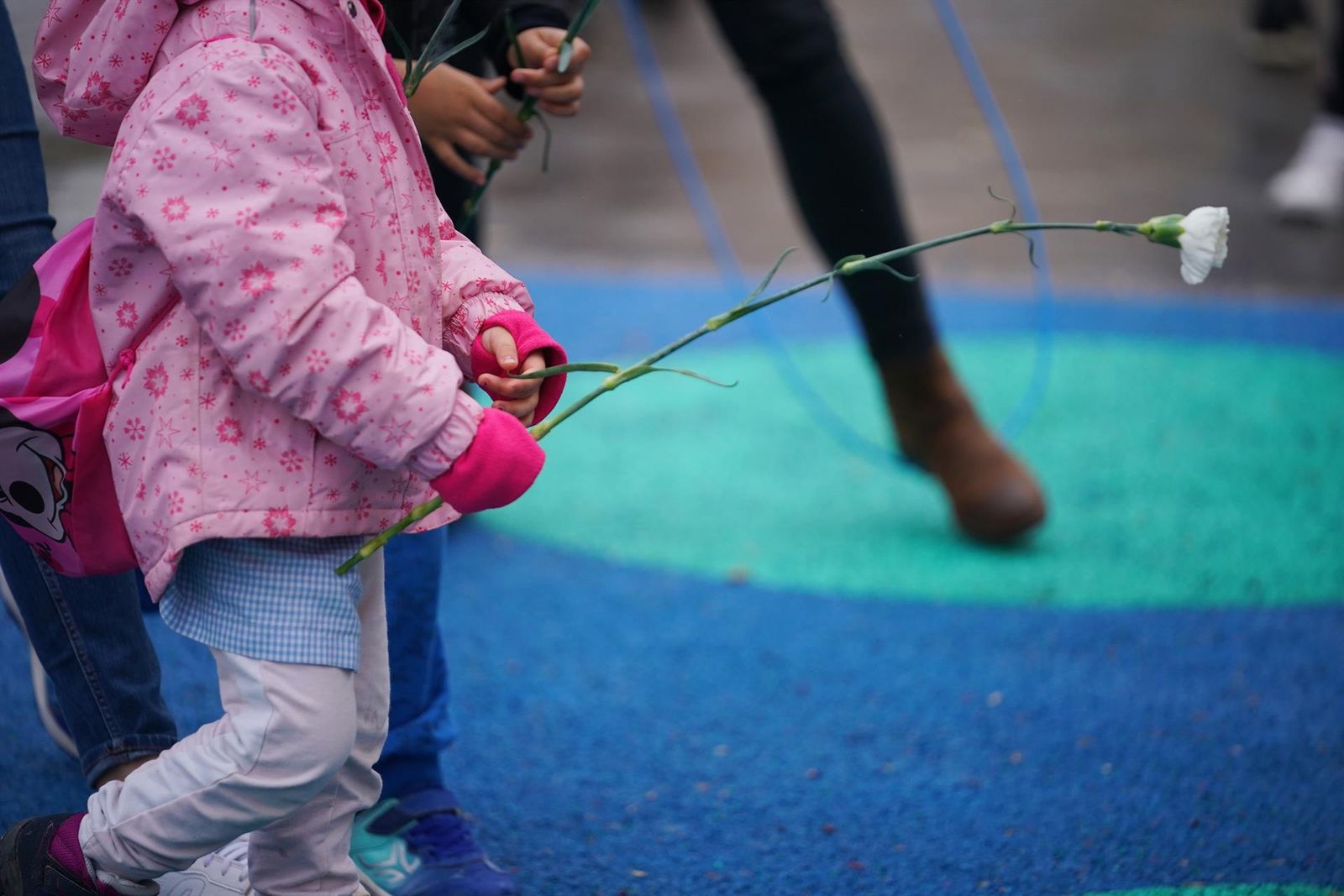 Una niña con una flor en un parque. Iñaki Berasaluce. Europa Press. Archivo