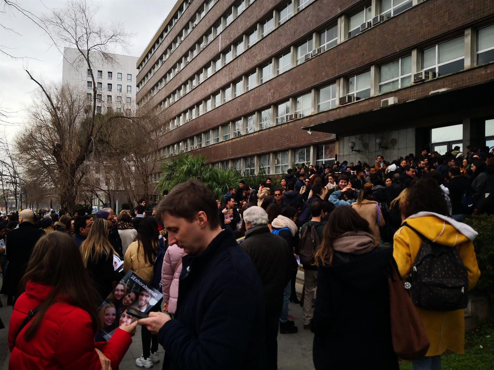 Personas esperando para el examen del MIR en la Facultad de Física de la UB. EP