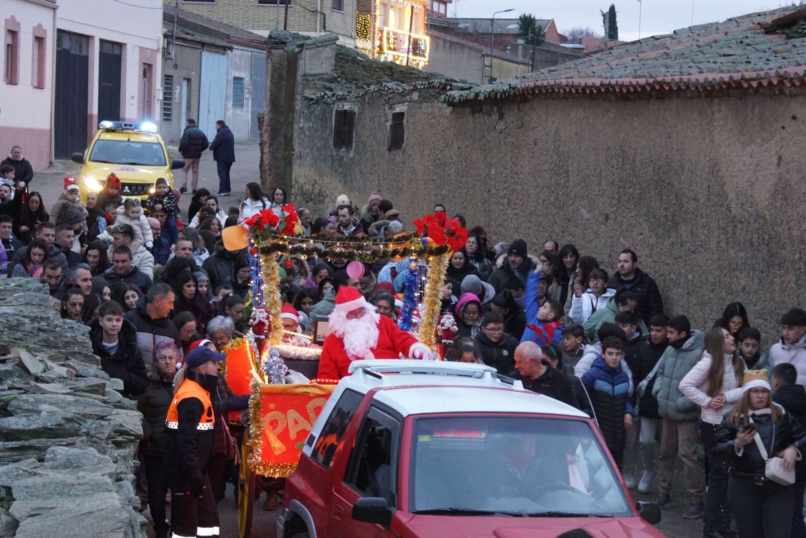 Papá Noel recorre las calles de Alba de Tormes y entrega regalos a los niños