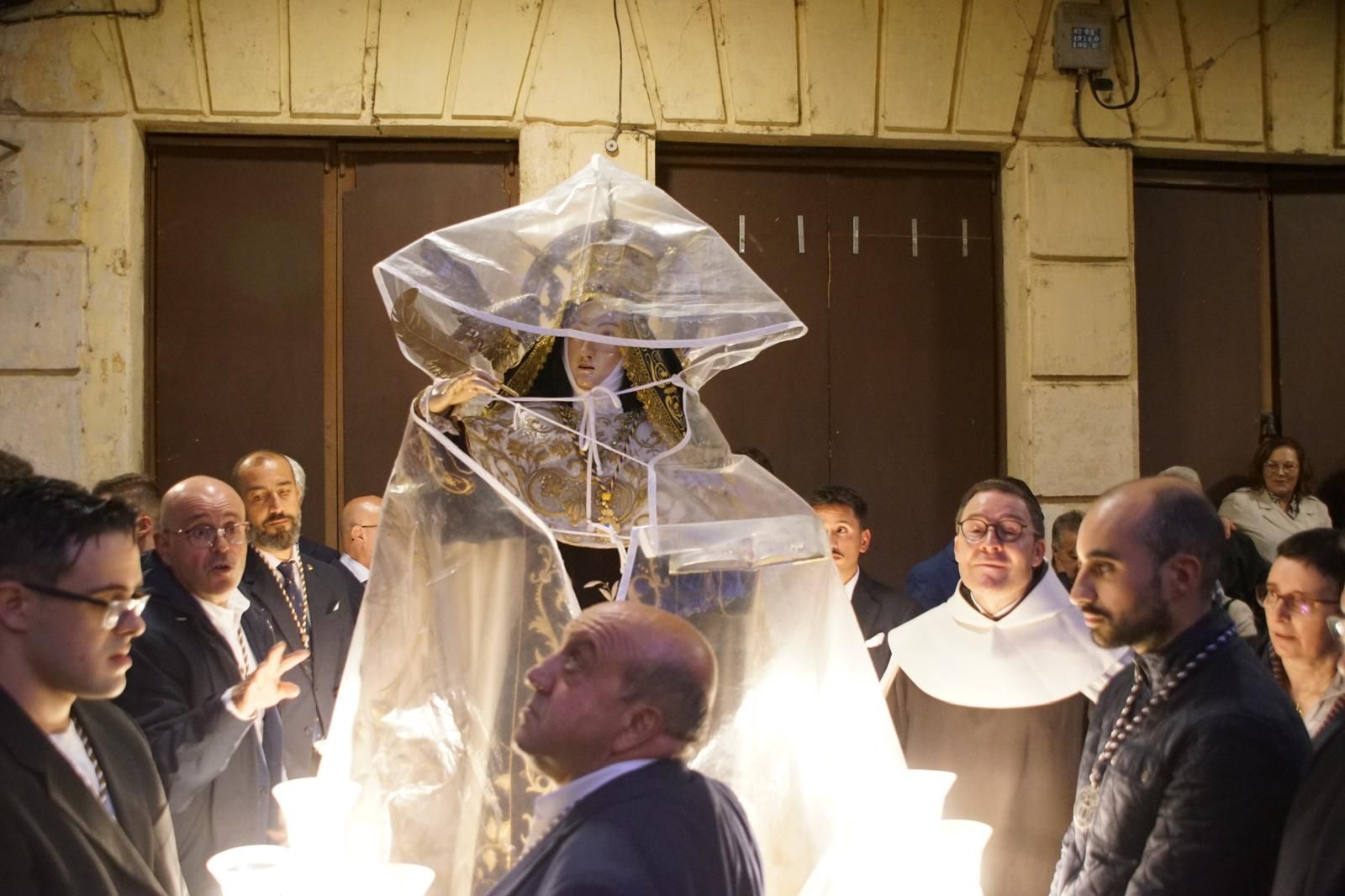 Santa Teresa se despide de los albenses bajo la lluvia
