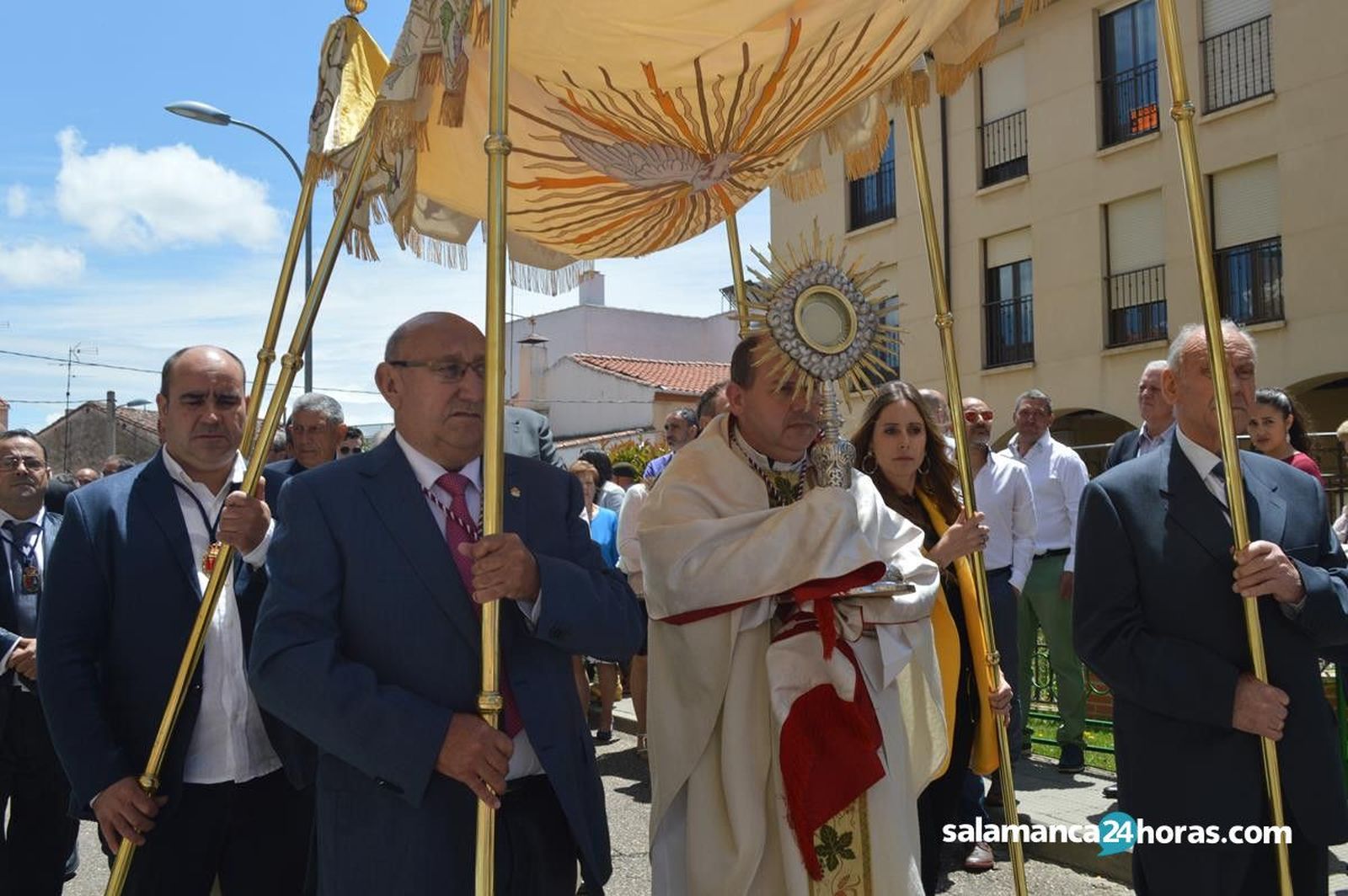 Eucaristía y procesión en villares de la Reina (19)