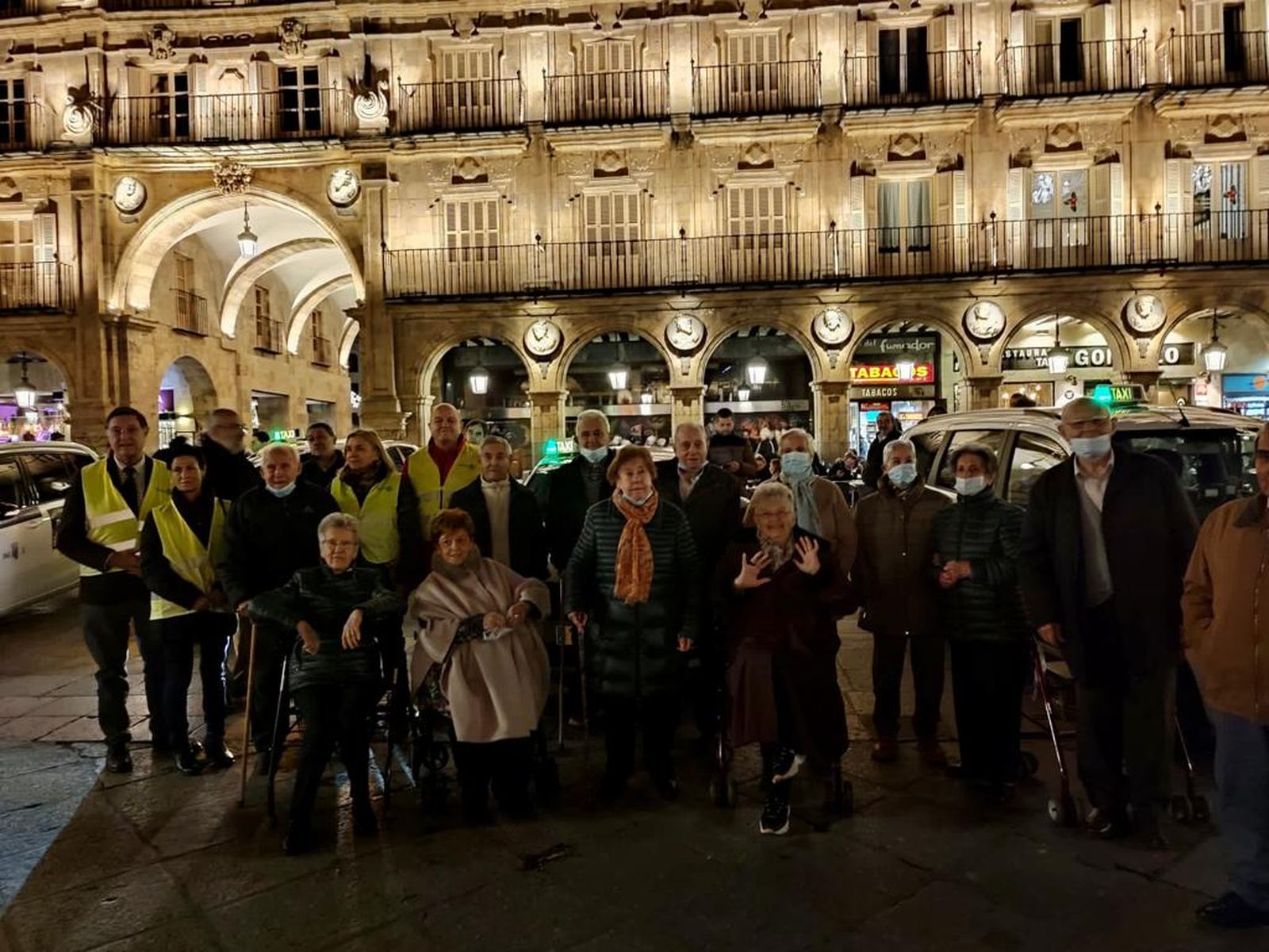 Un miércoles más los taxistas salmantinos devuelven la ilusión a los mayores de Salamanca