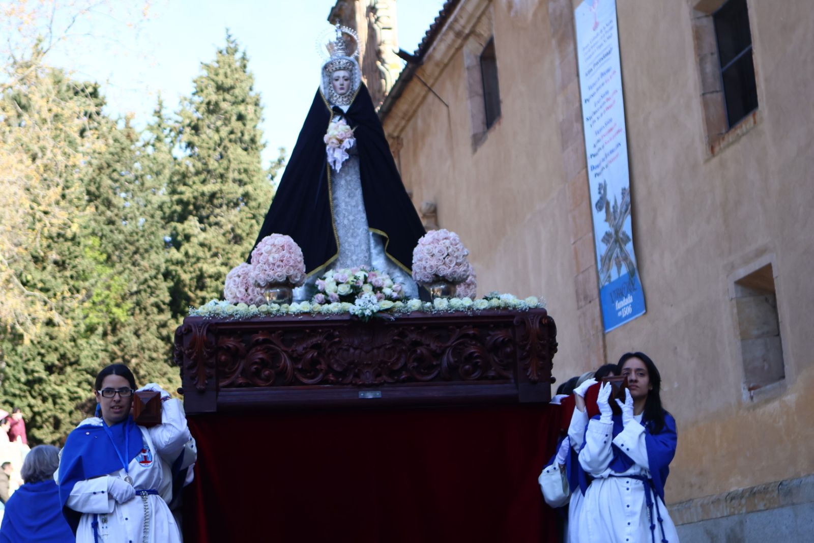 Procesión del encuentro de Nuestra Señora de la Alegría y Jesús Resucitado en el Domingo de Resurrección en Salamanca