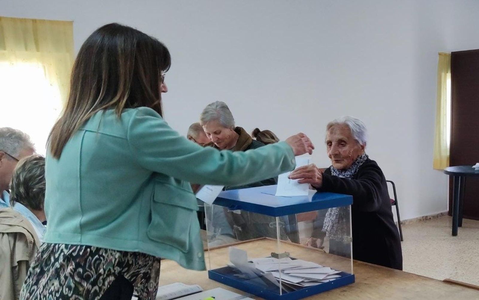 Jesusa ejerciendo su derecho a voto en Otero de Bodas a sus 101 años