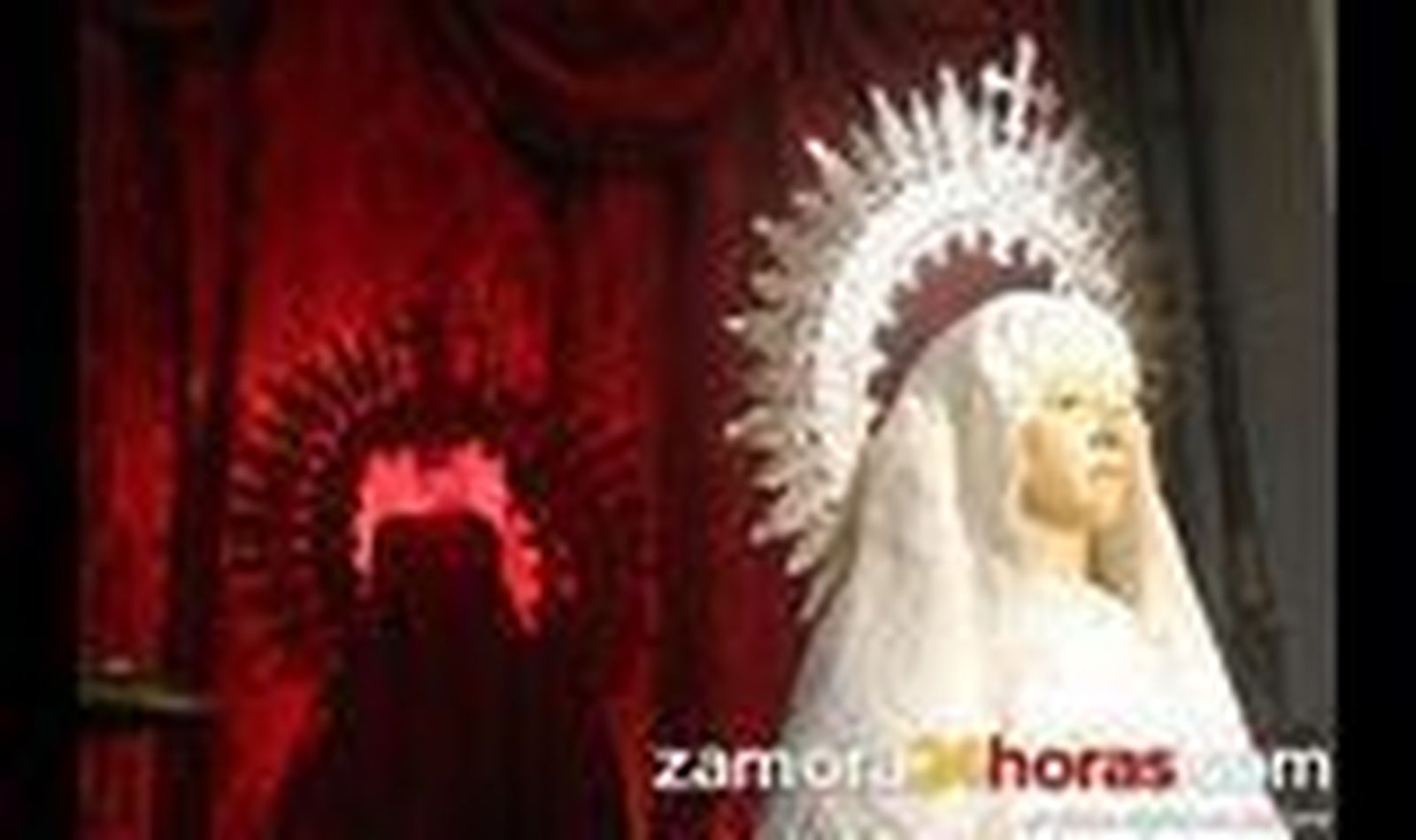 Cientos de fieles acuden al besamanos de la Virgen de la Esperanza