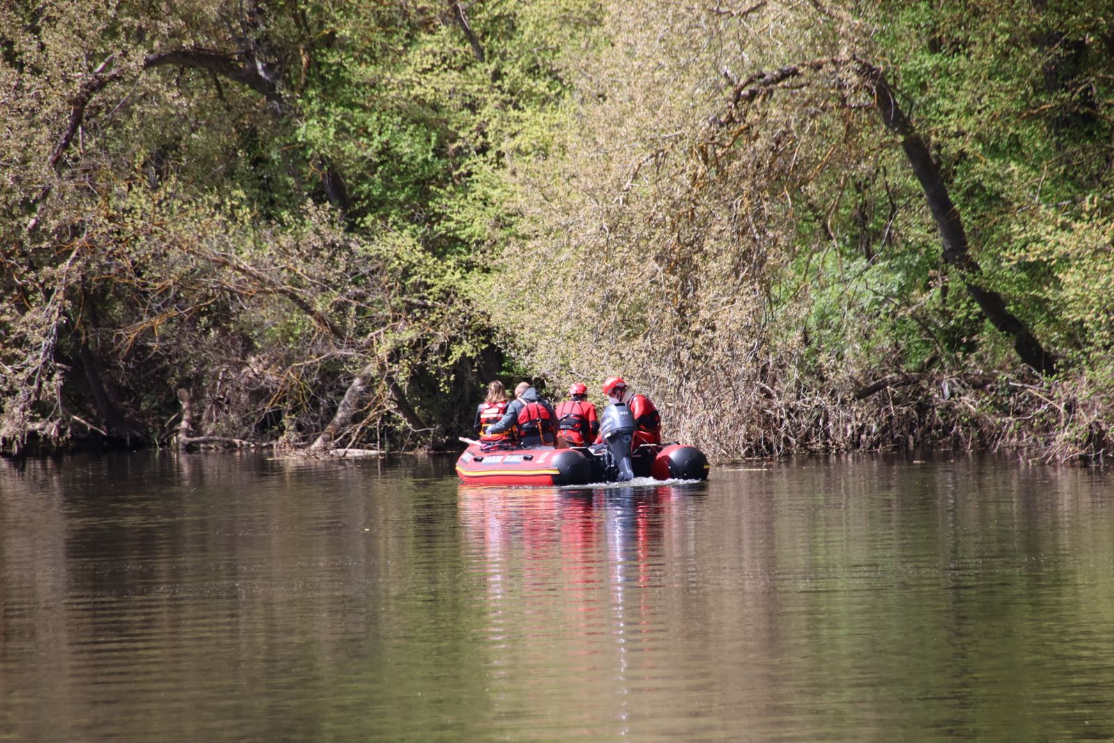 Dispositivo de rescate del cuerpo sin vida en el río Tormes entre Villamayor y Santibañez del Río