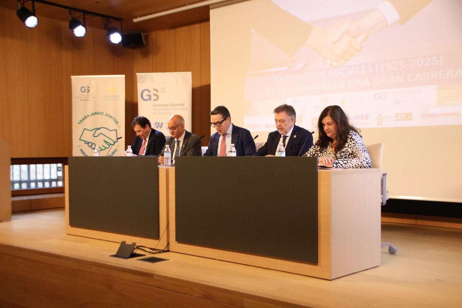 El rector de la Universidad de Salamanca inaugura la jornada de homenaje del centenario de la carrera de Graduado Social