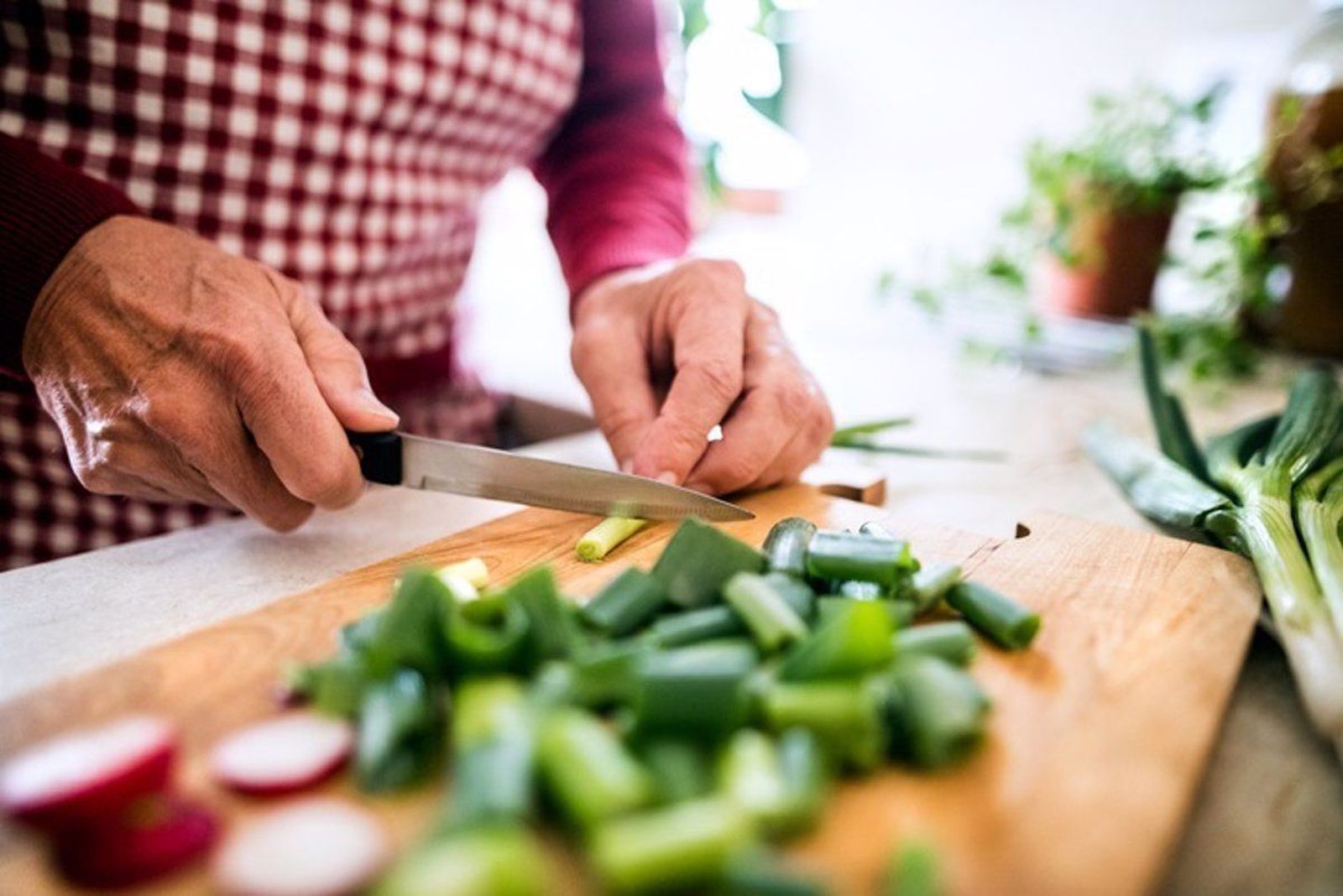 Hombre prepara comida en casa. Nutrición, dieta mediterranea. Europa Press