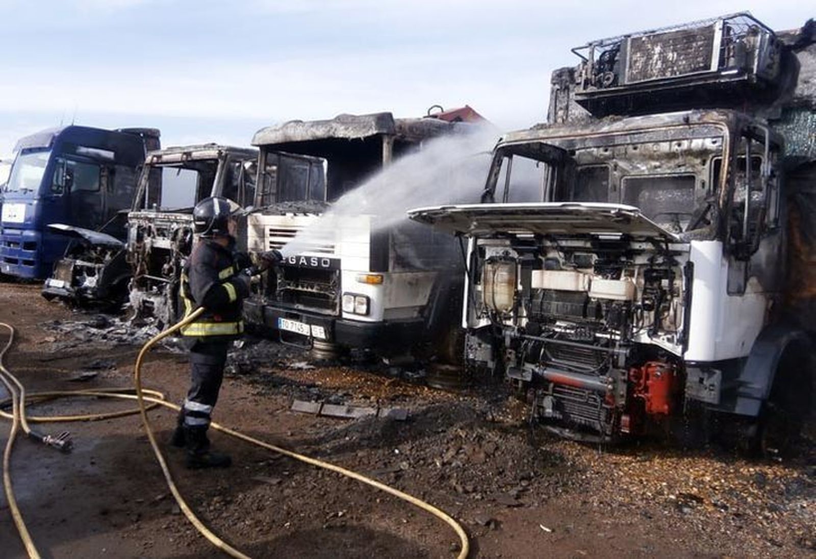 Varios camiones y una furgoneta, carbonizados tras un incendio en un desguace de Benavente