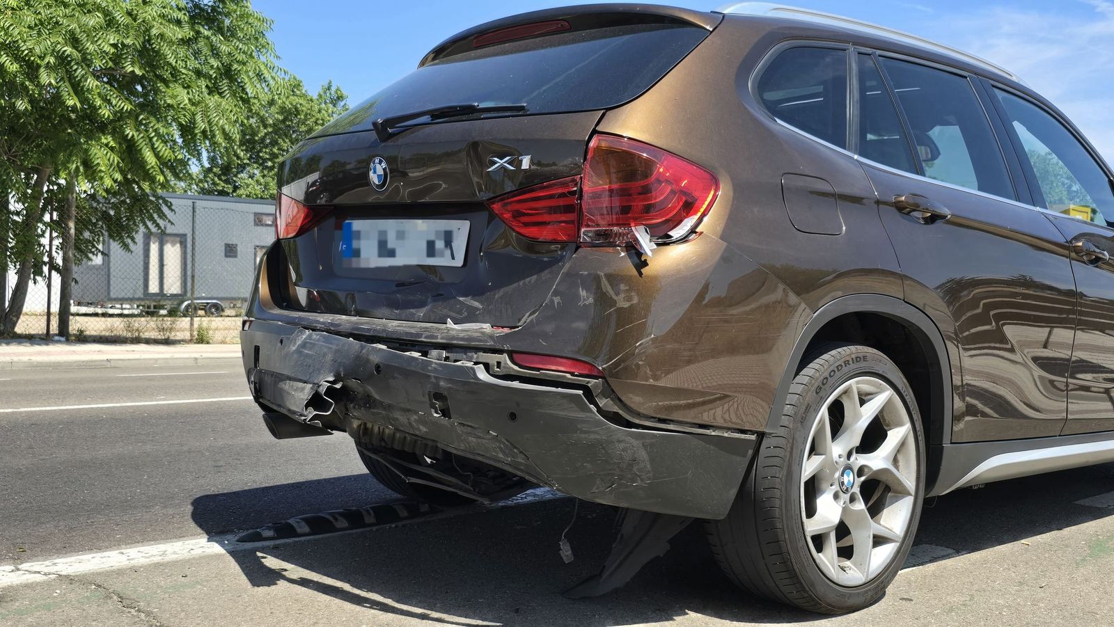 Colisión entre dos turismos en la avenida Gonzalo Torrente Ballester