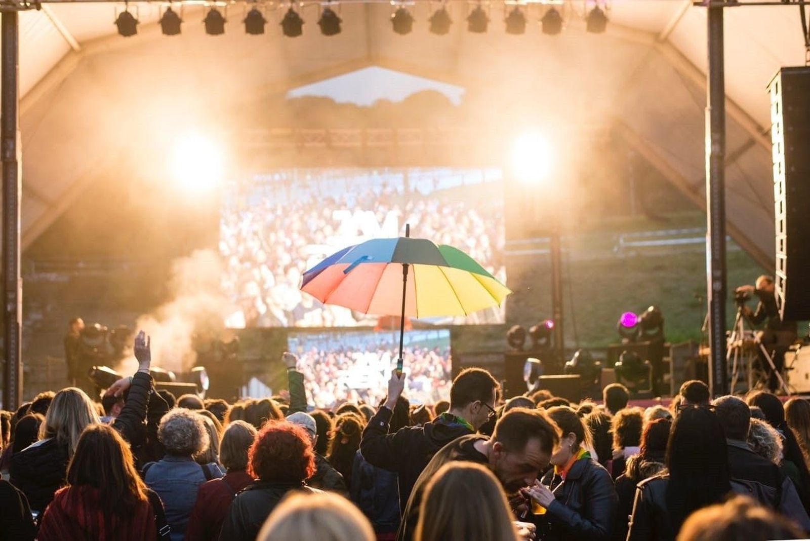 Badalona cancela un concierto contra la LGBTIfobia por lanzamiento de huevos a Marta Sánchez