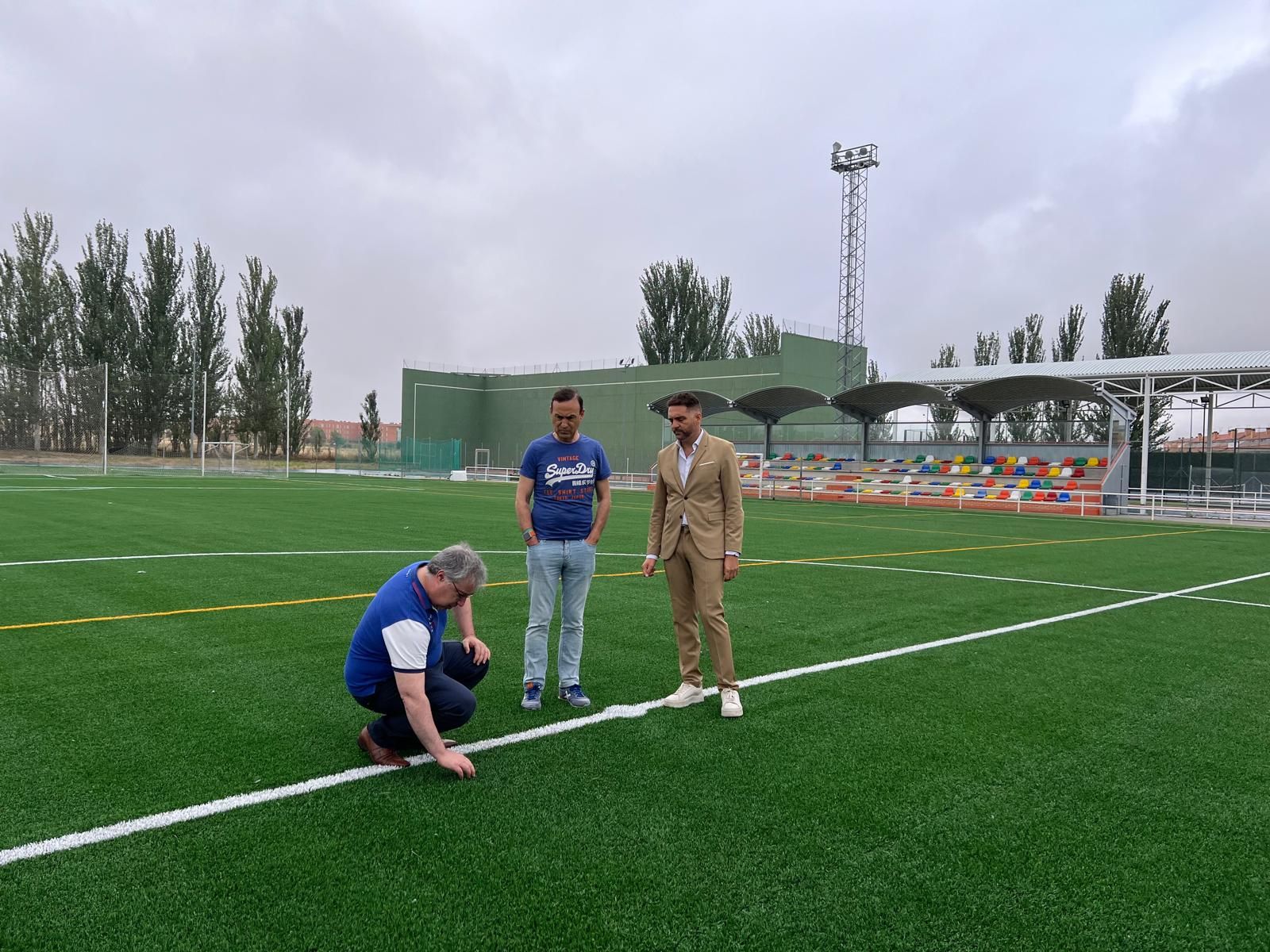 Un renovado césped artificial de última generación para el campo de fútbol municipal en Carbajosa de la Sagrada
