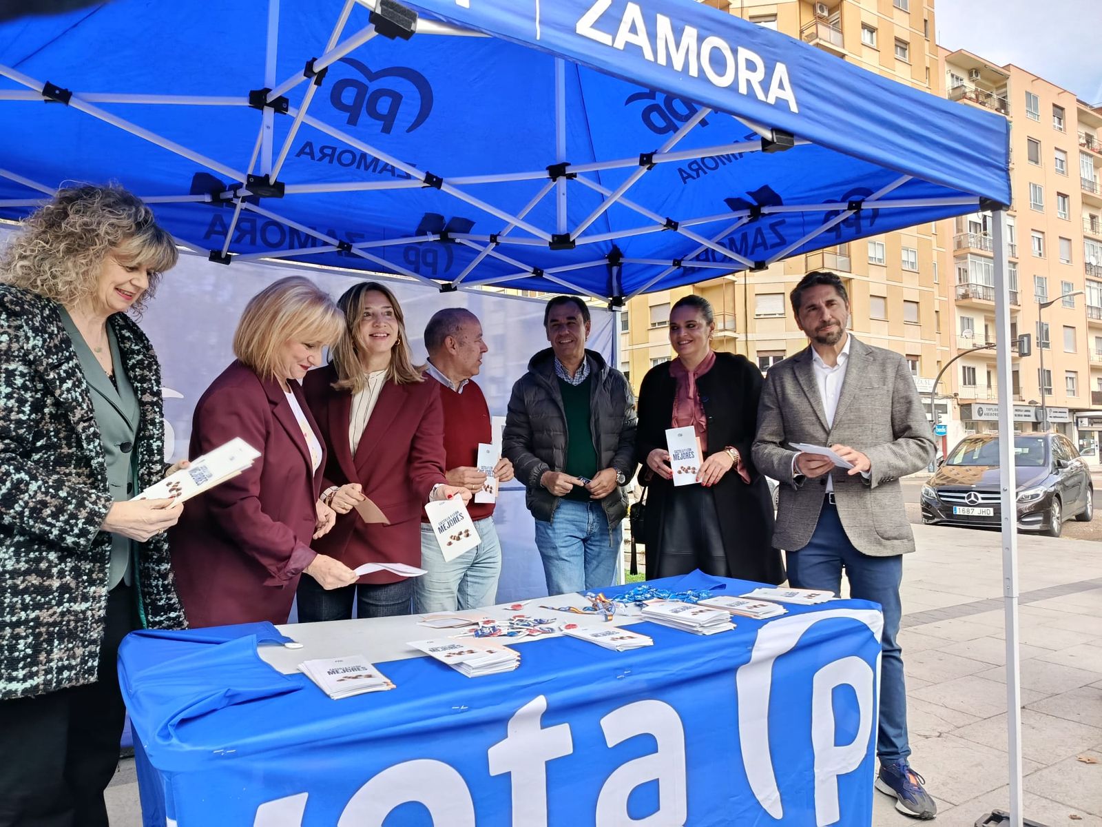 Mesa Electoral del Partido Popular en Zamora con Alicia García