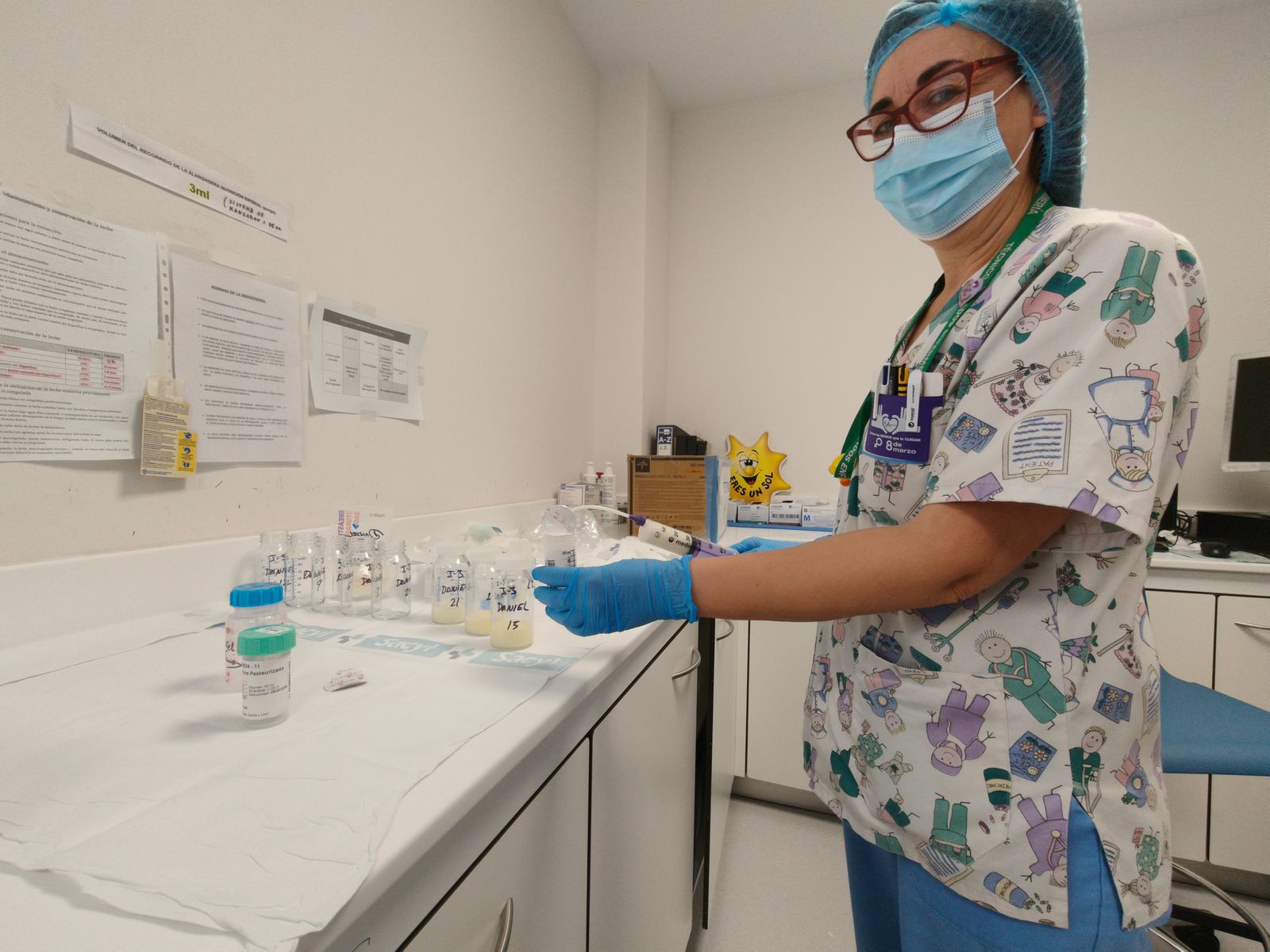Inma Sánchez es TCAE que manipulaba la leche donada con total seguridad para los bebés. Inma Sánchez es TCAE que manipulaba la leche donada con total seguridad para los bebés.