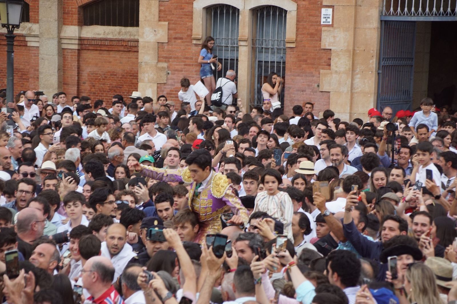ambiente-en-los-tendidos-para-ver-el-mano-a-mano-de-morante-y-marco-perez-en-la-glorieta-por-san-juan-de-sahagun-4