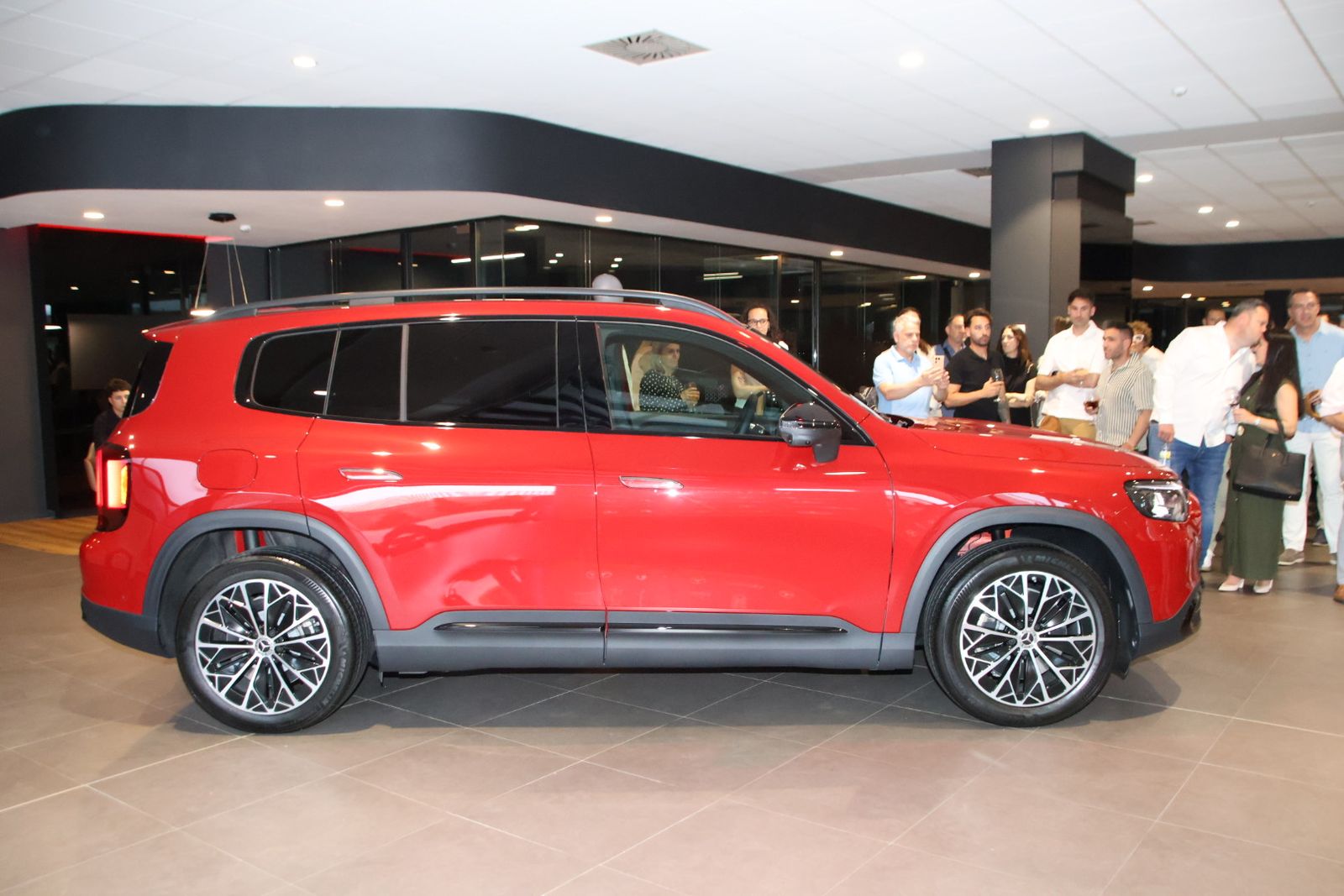 Presentación dos coches en la mercedes