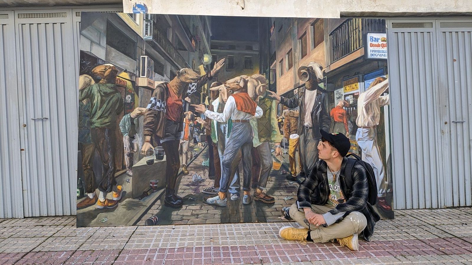 Mario junto a su obra, 'Agnus Dei'