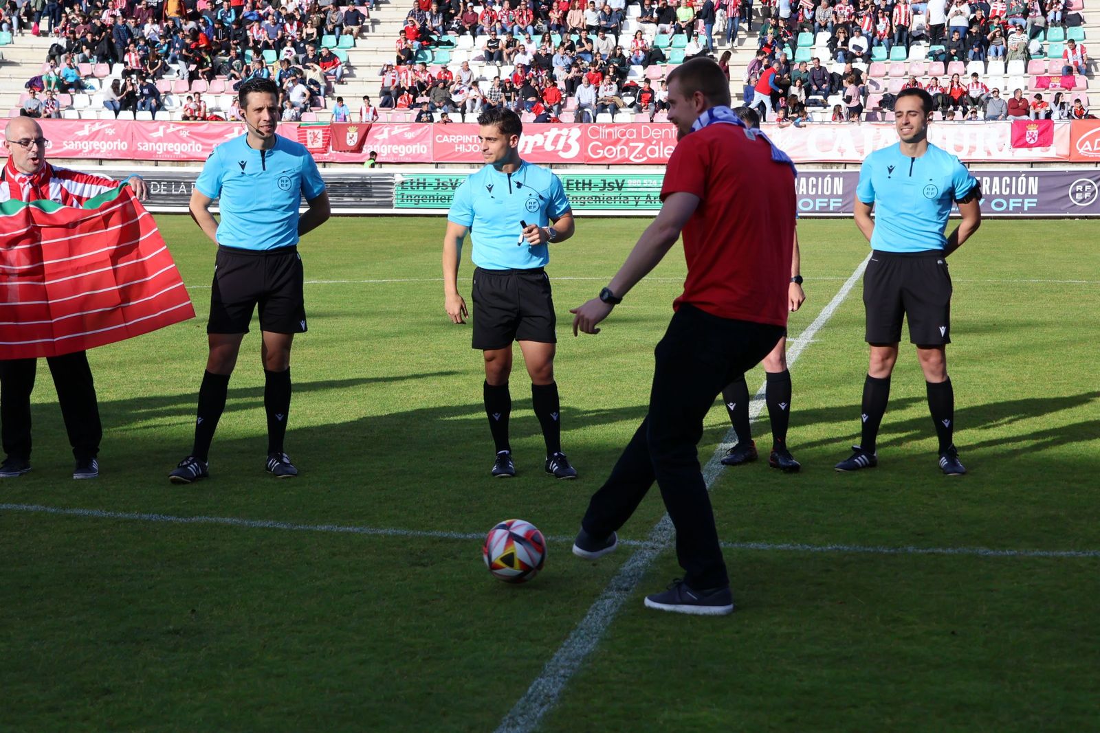 Jacob Round, capitán del CB Zamora, realiza el saque de honor del encuentro entre el Zamora CF y el Sant Andreu.