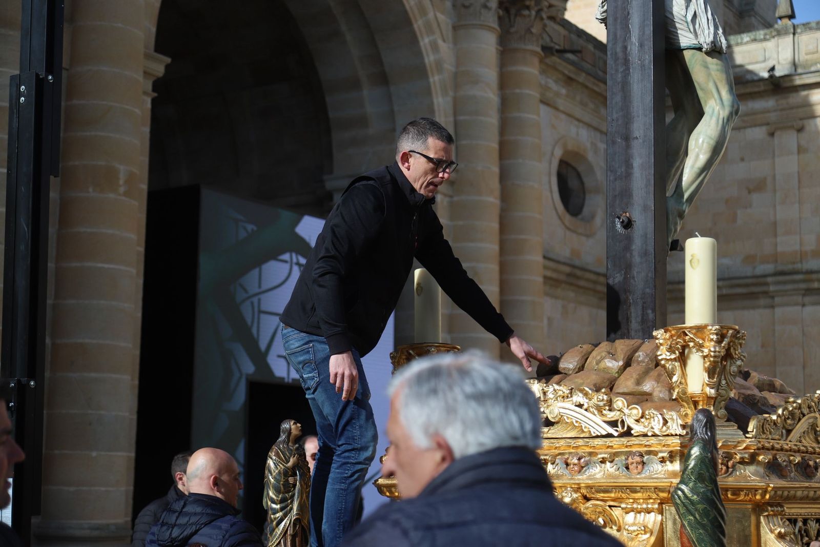 GALERÍA | Colocación del Cristo de las Injurias en su mesa procesional