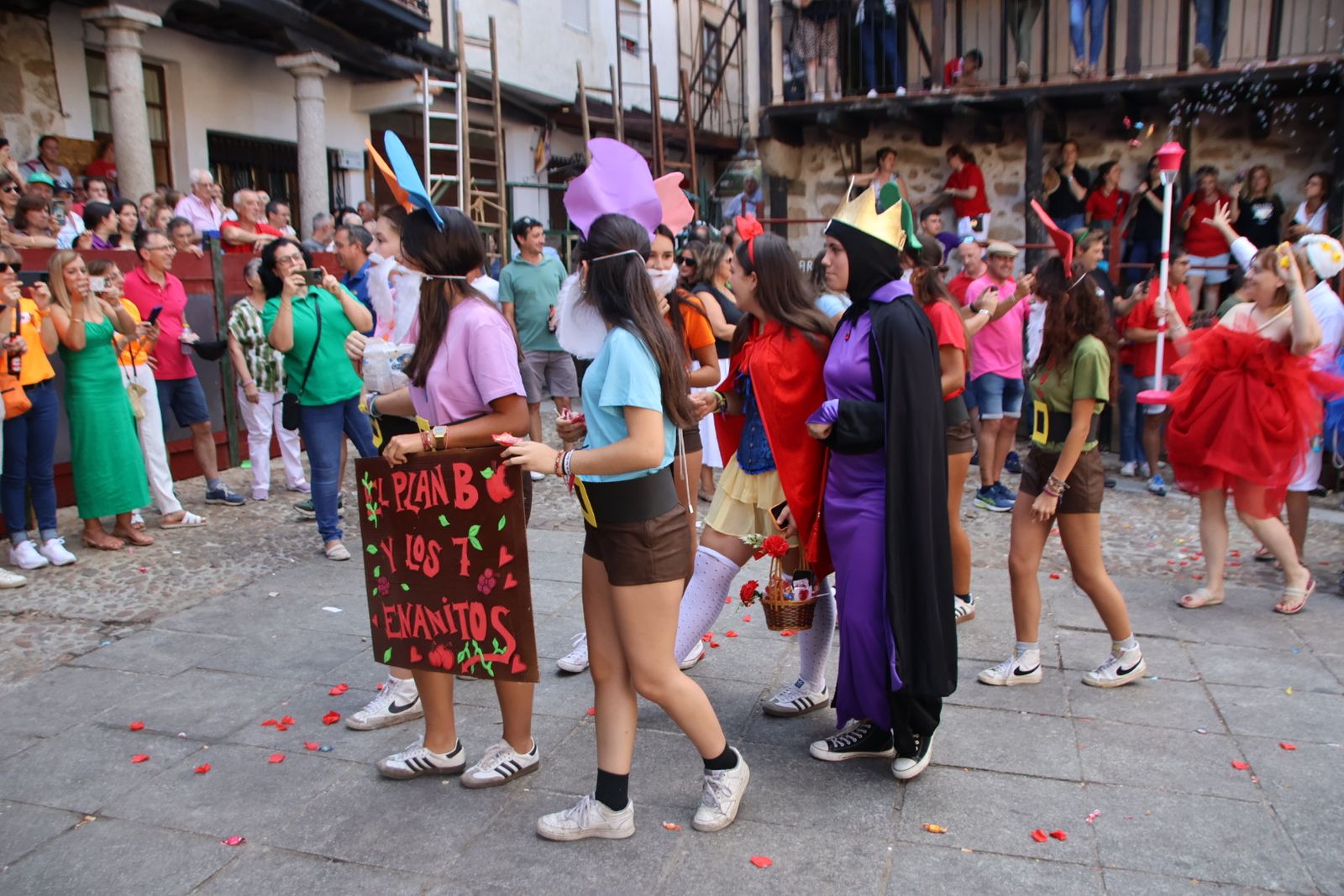 San Esteban de la Sierra, desfile de carrozas y disfraces