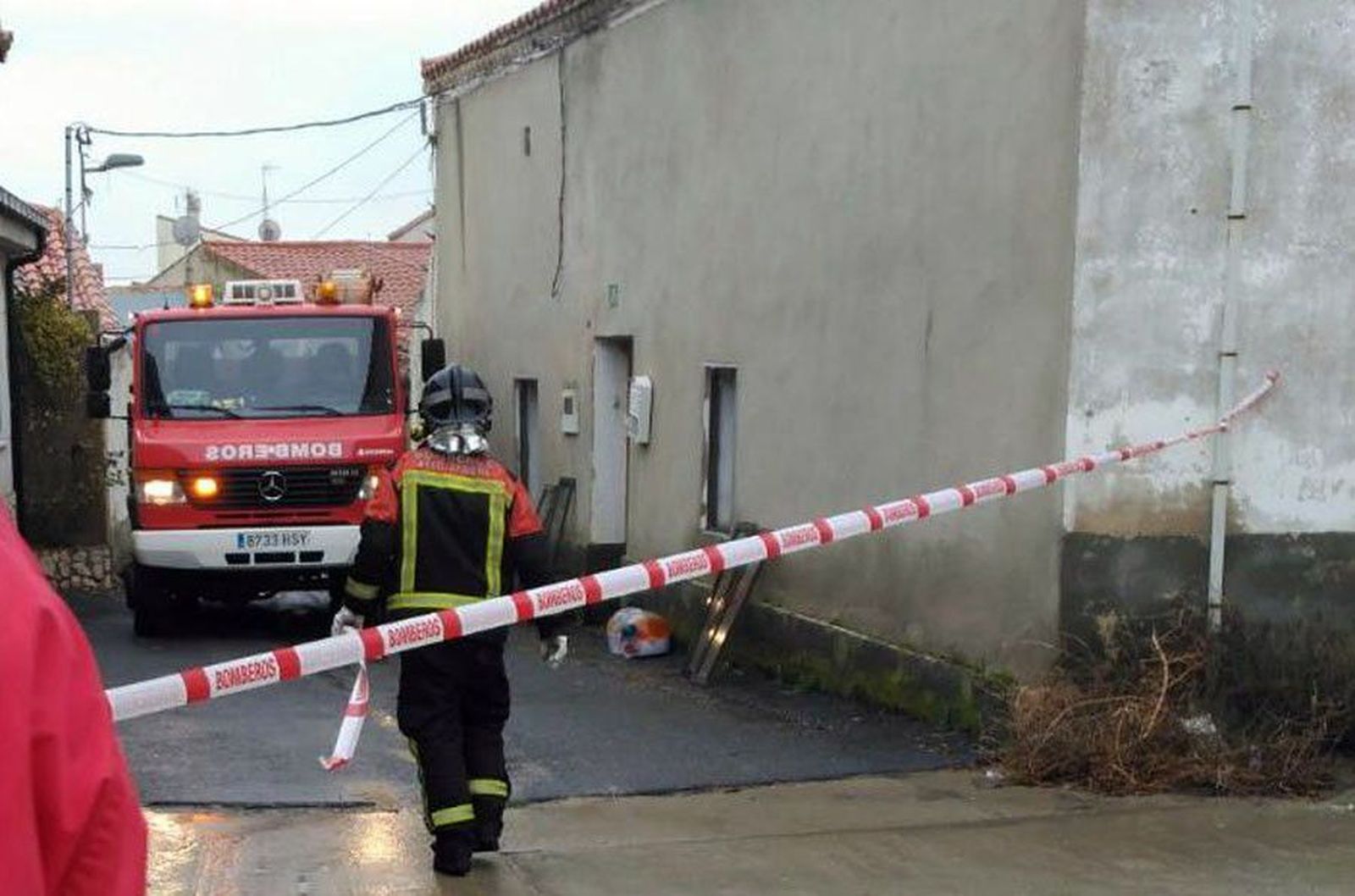 Bomberos en el incendio de una vivienda. Archivo