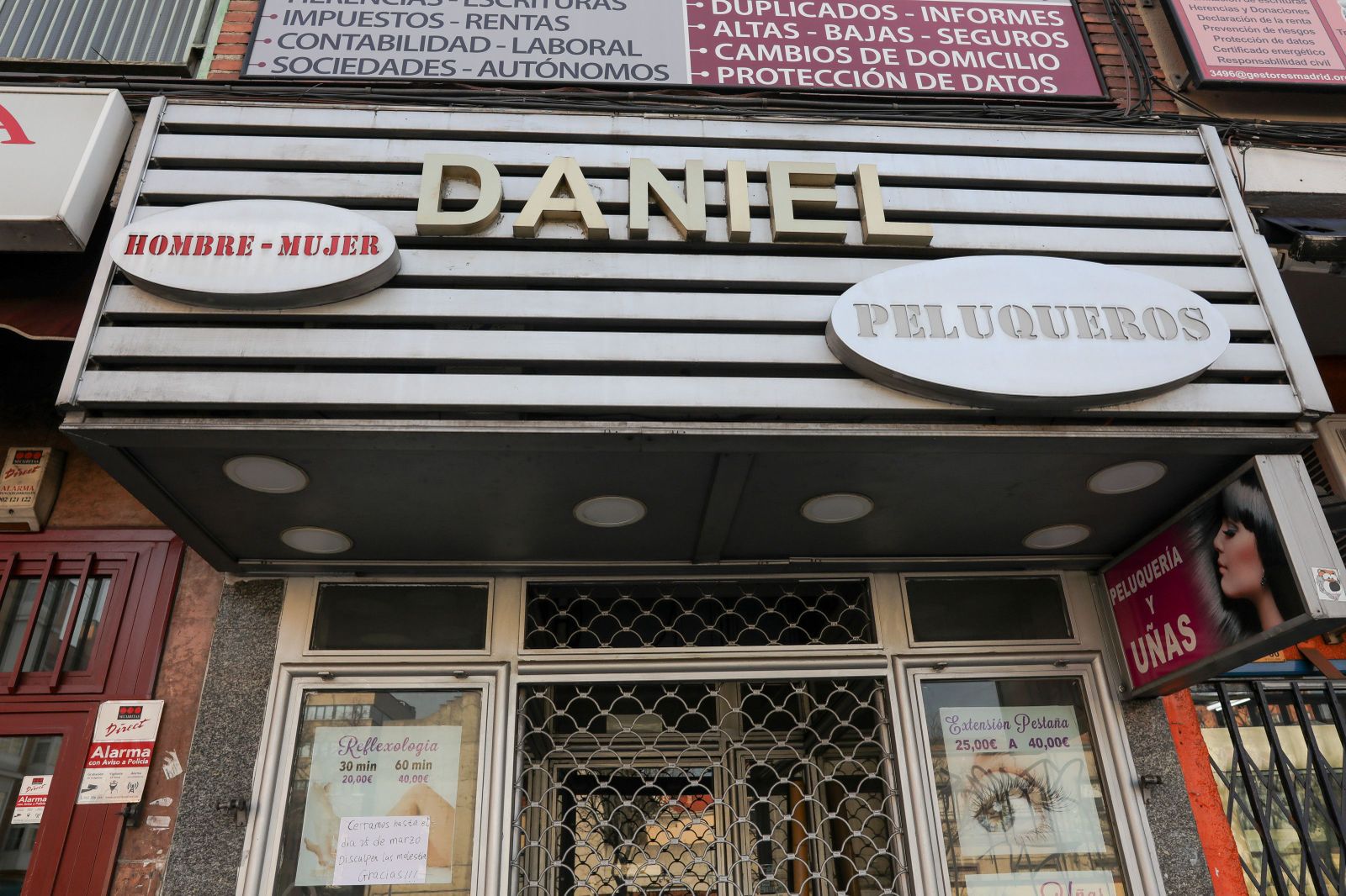 Peluquerías de Madrid totalmente cerradas un día después de que el Gobierno pidese su apertura durante todo el Estado de Alarma por el coronavirus para poder atender a usuarios que lo necesiten, en