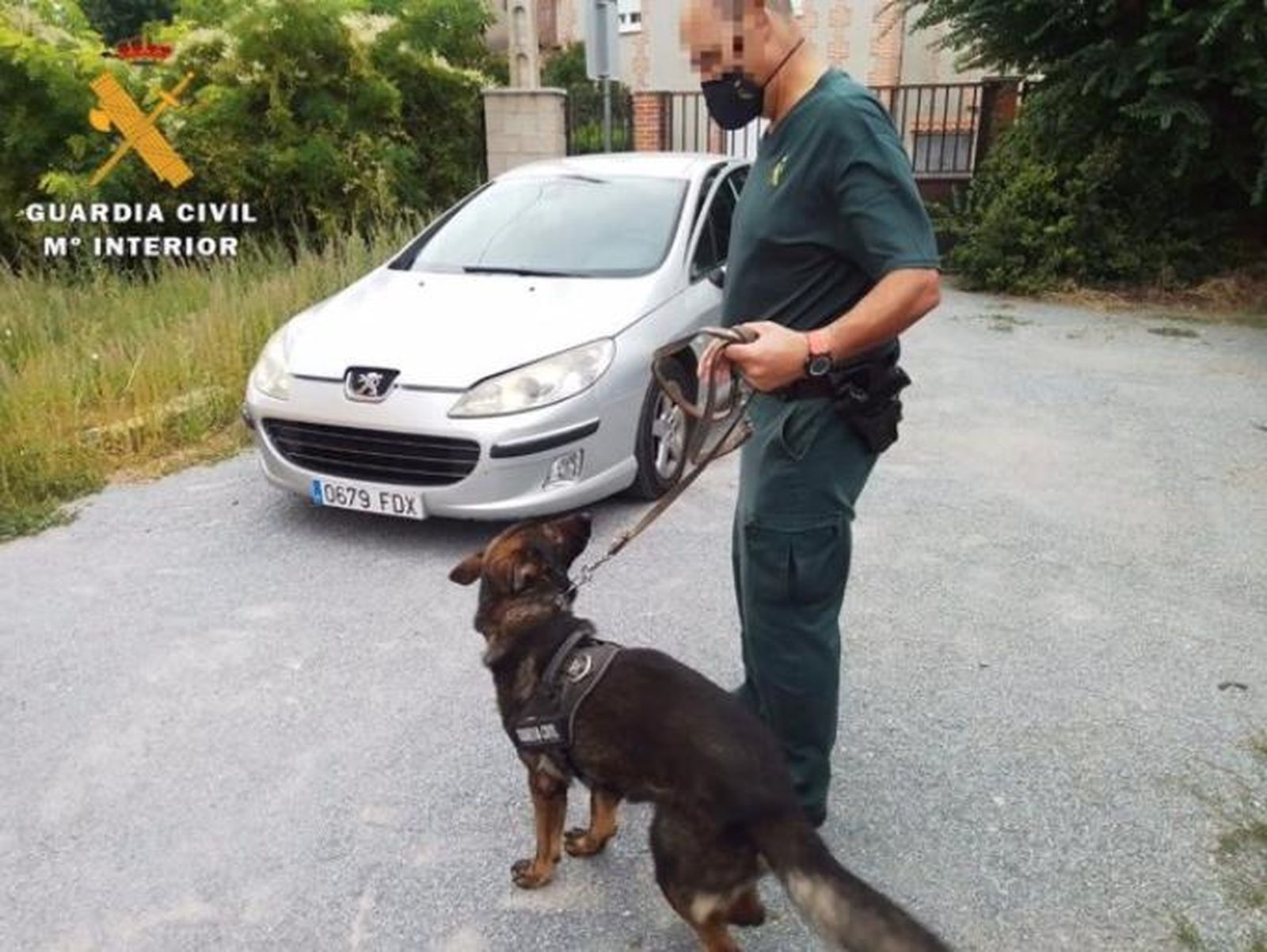 Inspección del vehículo que llevaba escondidos 18 kilos de hachis / GUARDIA CIVIL DE ÁVILA.